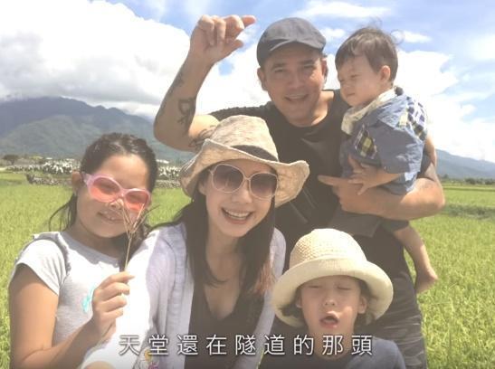 挺同婚的丁寧全家福也出現在MV裡。（白晝之樂提供）