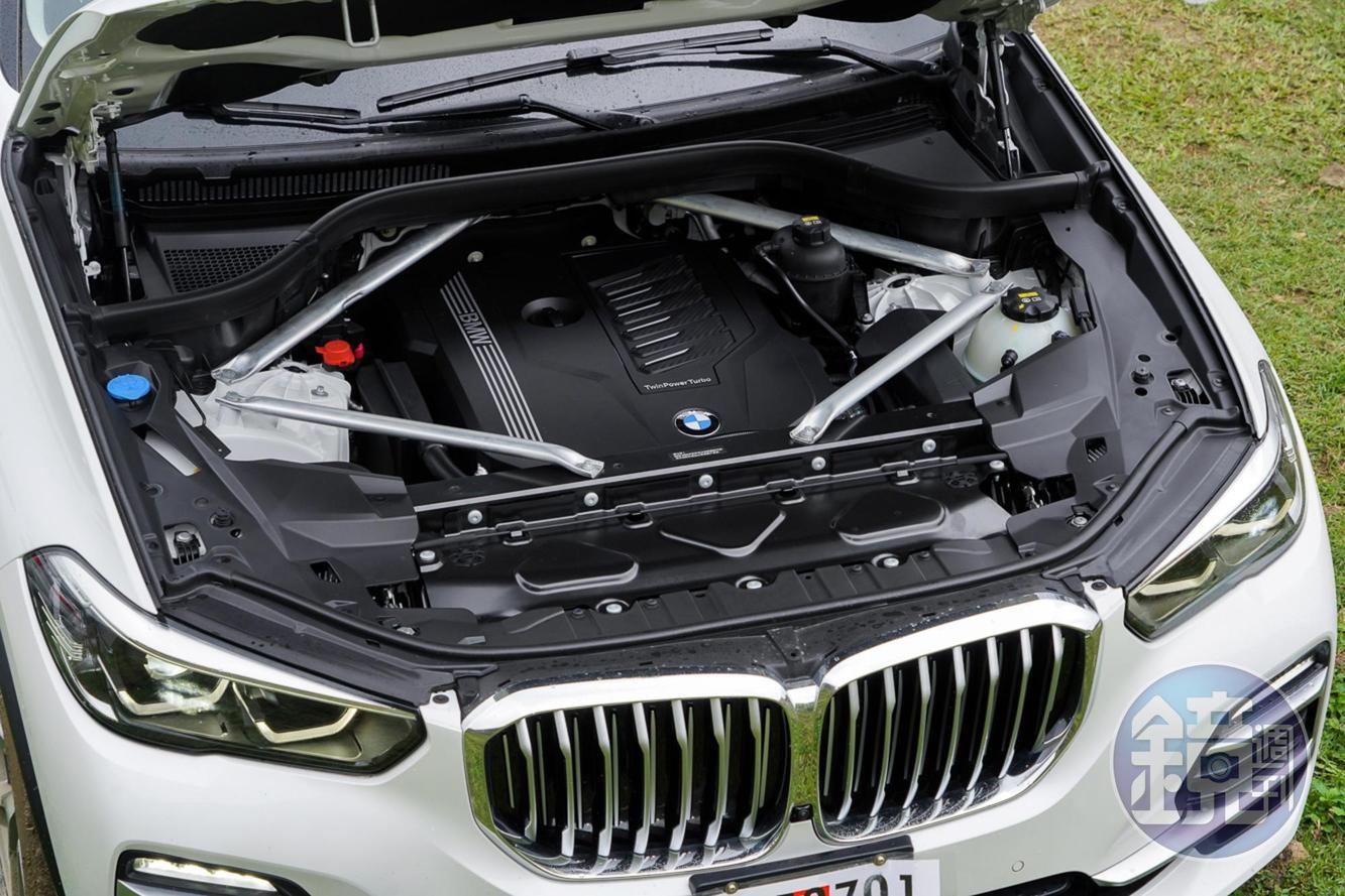 試駕的X5 xDrive40i搭載一具3.0升L6的汽油渦輪增壓引擎。