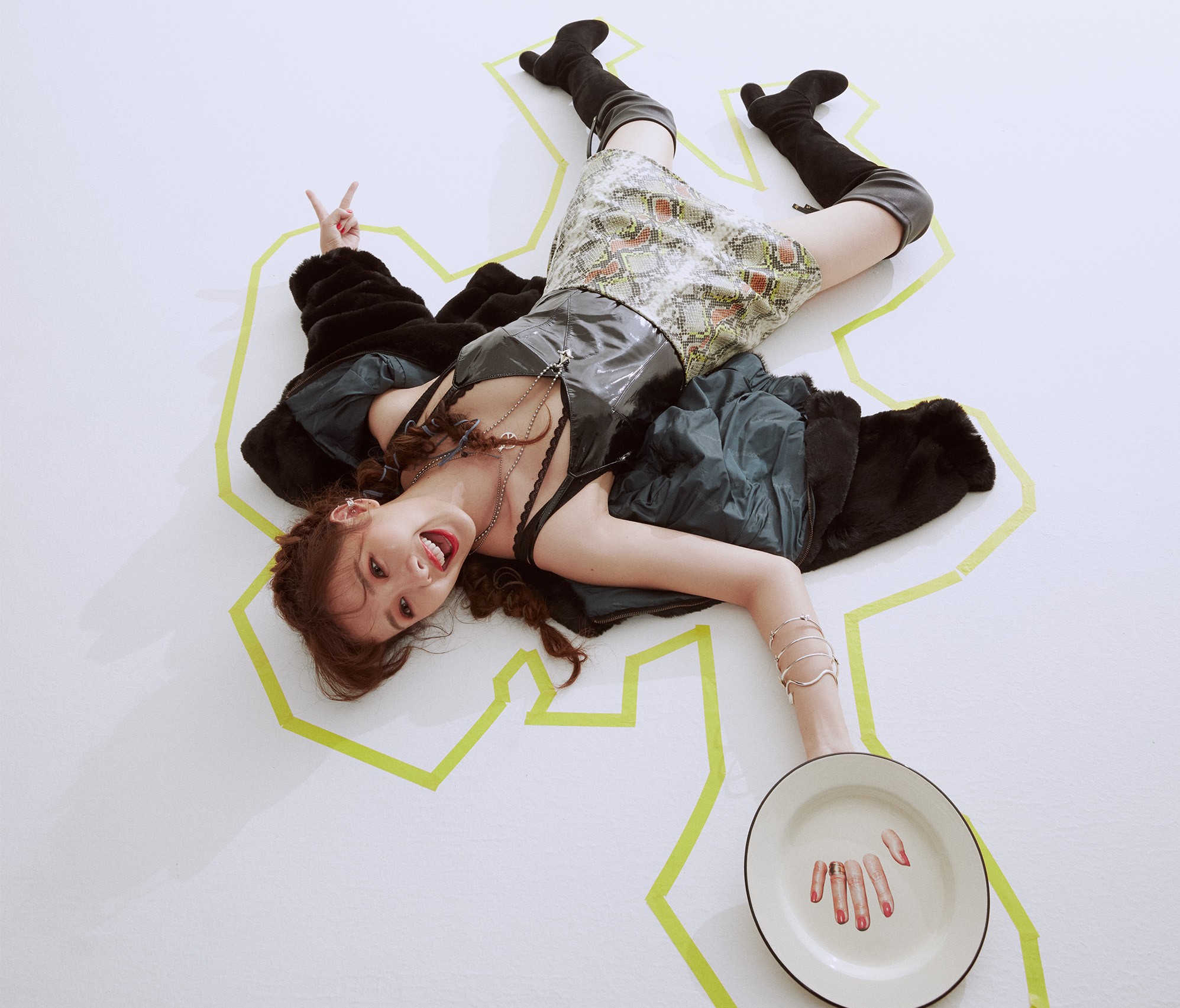 安心亞在拍攝現場調皮地躺在地上，甚至拉起了黃線假扮成是案發現場!