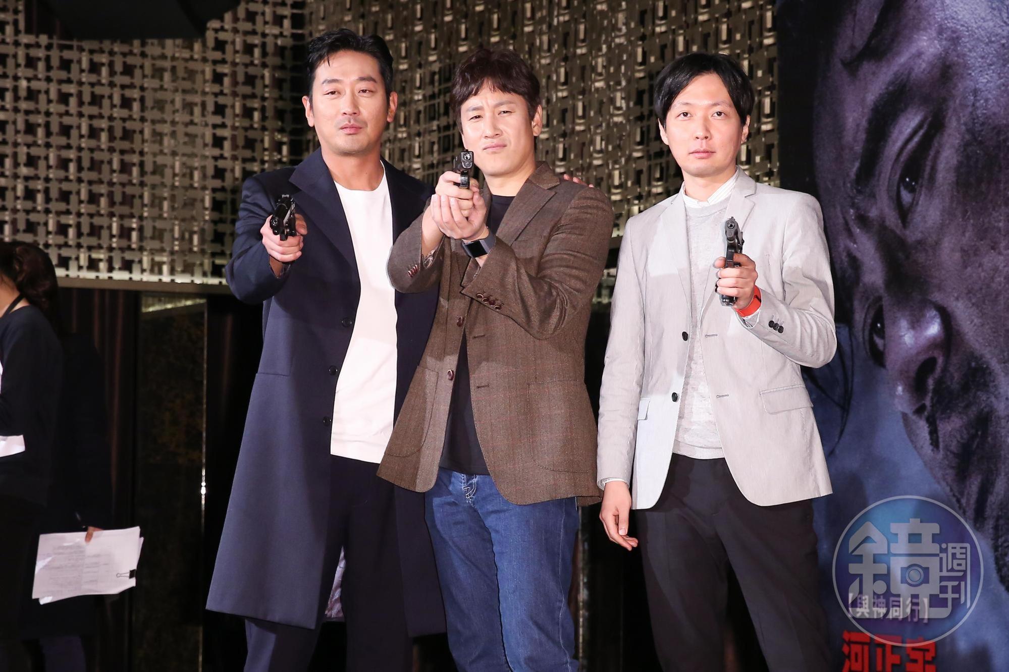 《90分鐘末日倒數》導演金秉祐與兩大主角河正宇、李善均出席記者會。