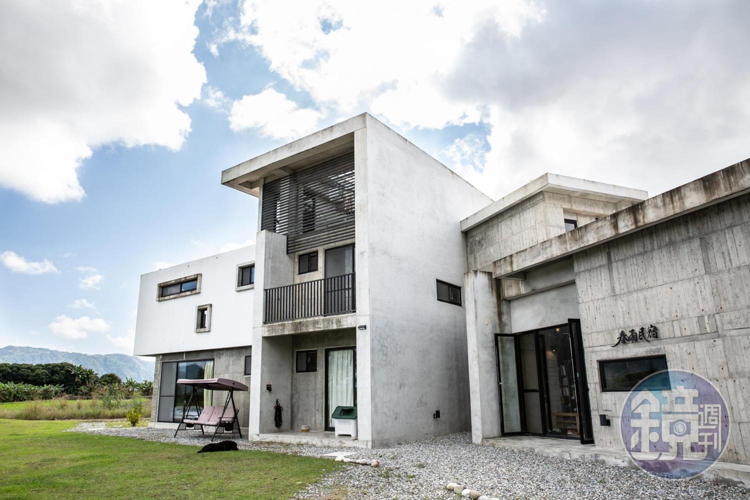 使用清水模建造的民宿，佇立在花蓮壽豐，四周寧靜而自然。