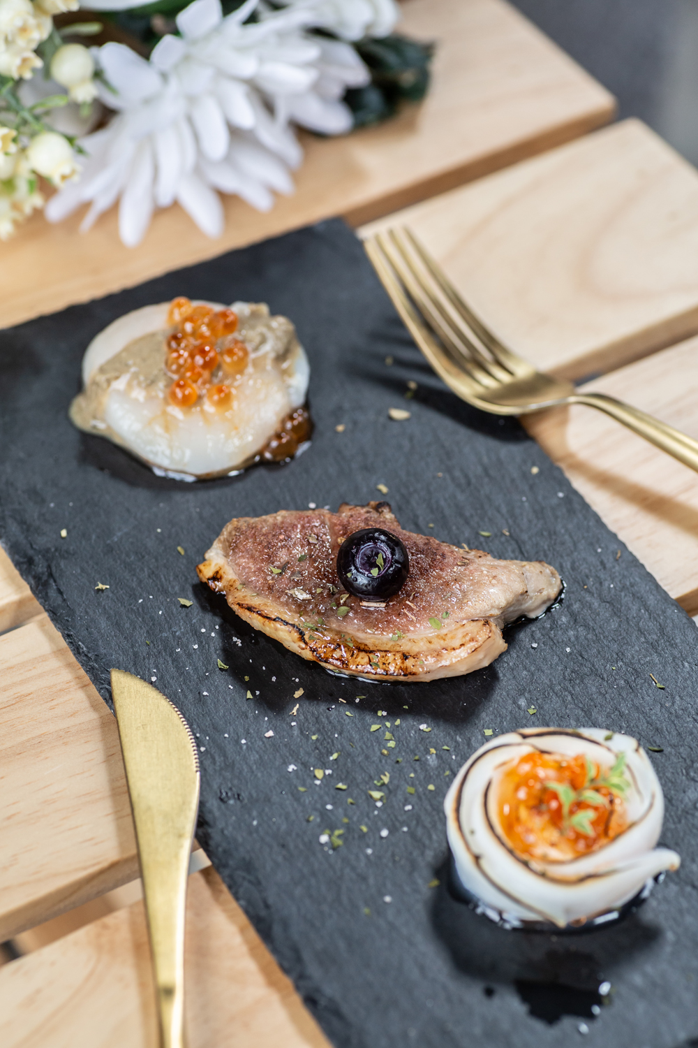 「海陸珍味三小品」使用生食級干貝、炙燒藍莓鴨胸、鮭魚冰捲等新鮮好料,將海陸的鮮甜一盤打盡。