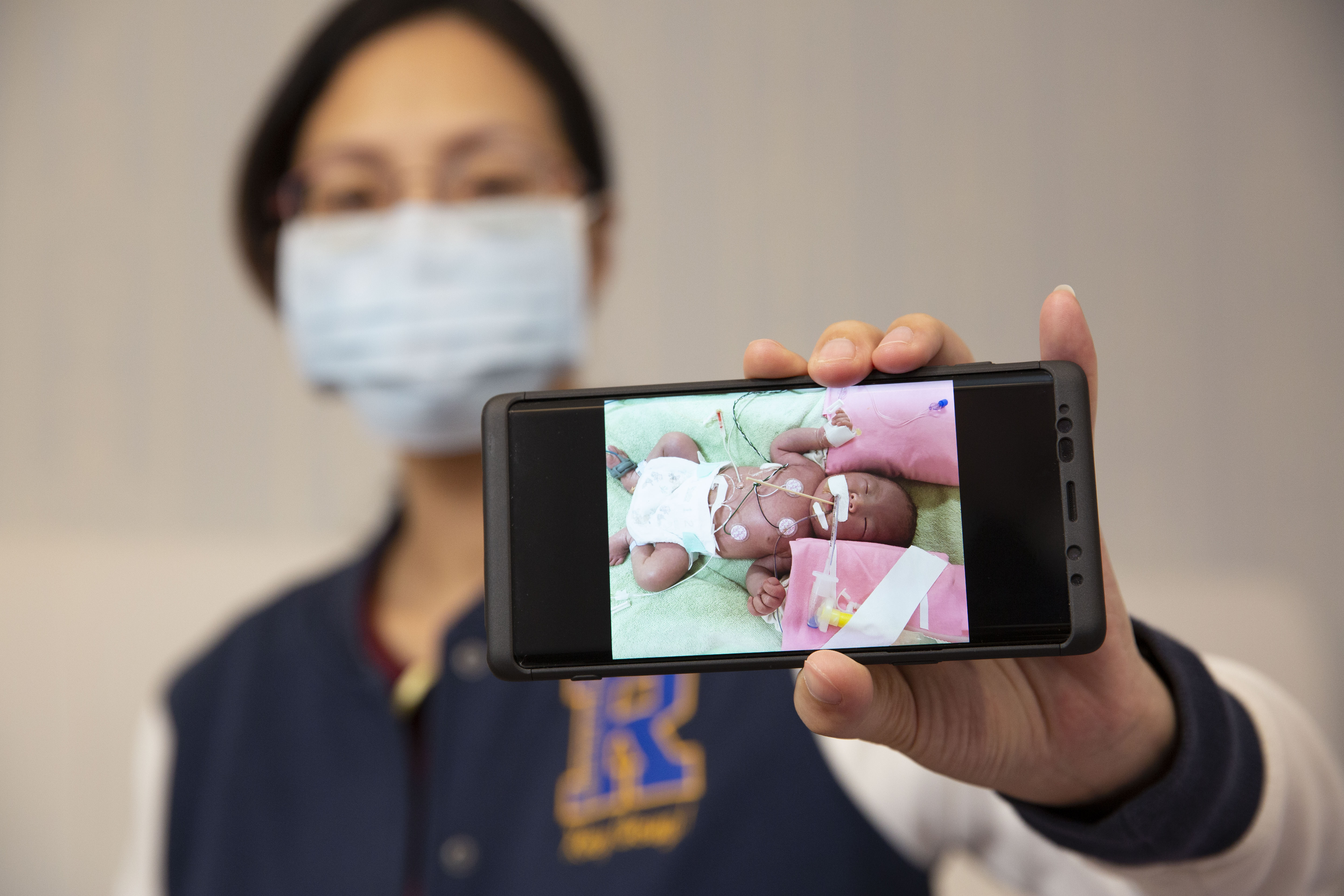 夫妻控訴醫院檢查草率，未能及早發現胎兒異常，讓他們迎接小生命短短3天就死亡，家屬每天以淚洗面。