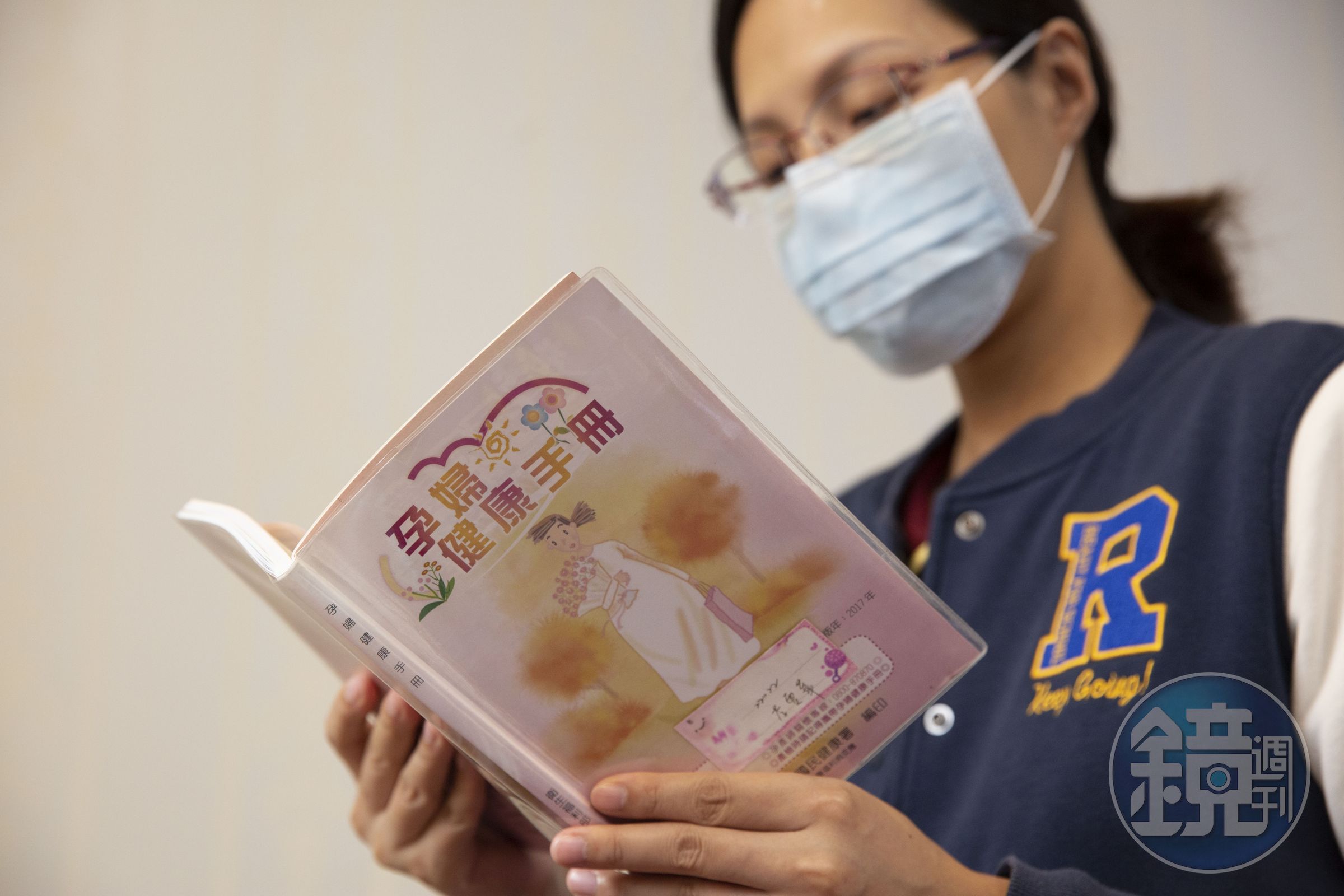  母親看著寶寶手冊痛心的說，到現在還不敢跟奶奶說，擔心老人家無法承受失去曾孫的痛。