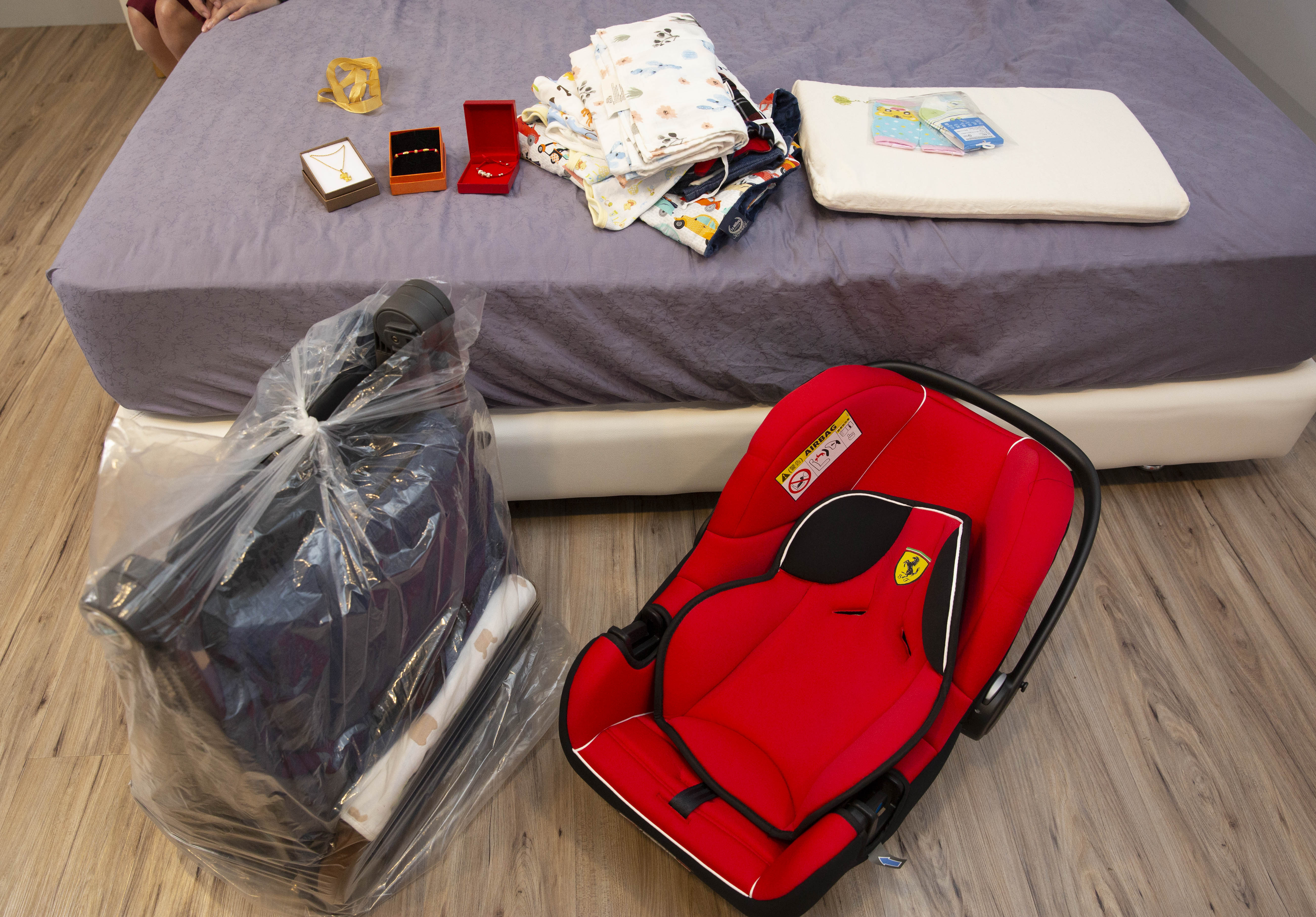 朱姓夫妻幫小寶貝準備全新的衣服和嬰兒車，如今都用不到了。