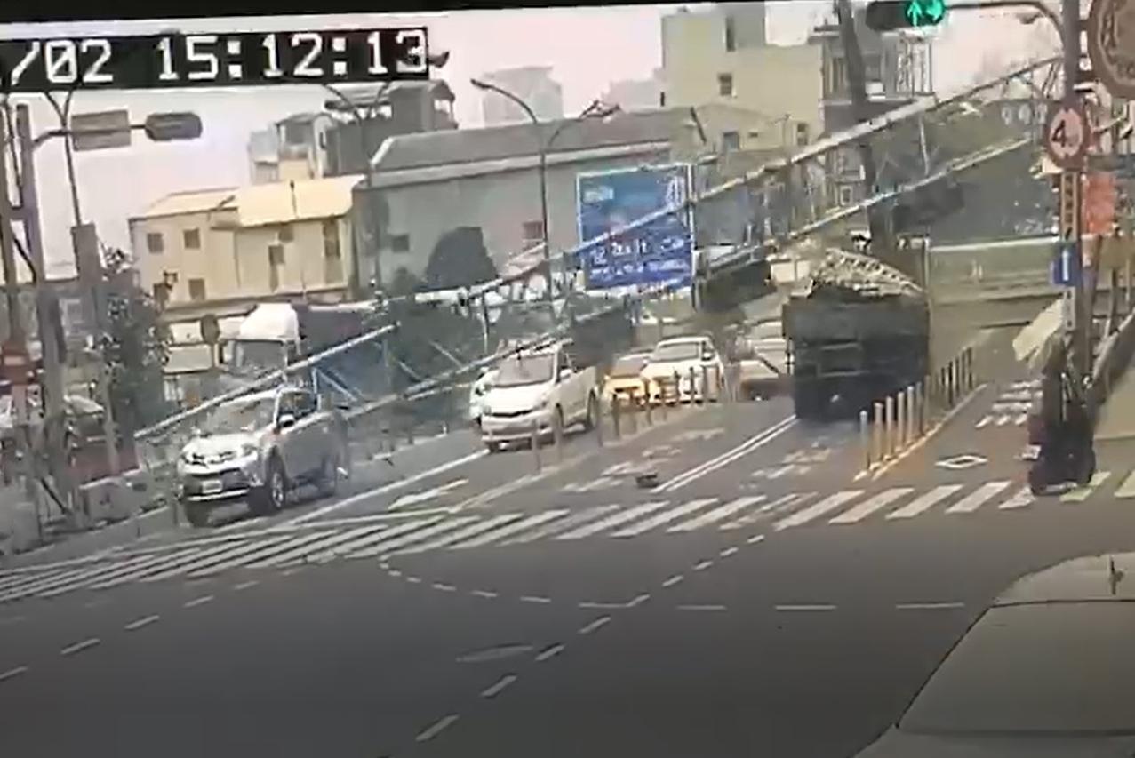 限高架倒塌後,波及小客車與用路人。(翻攝畫面)