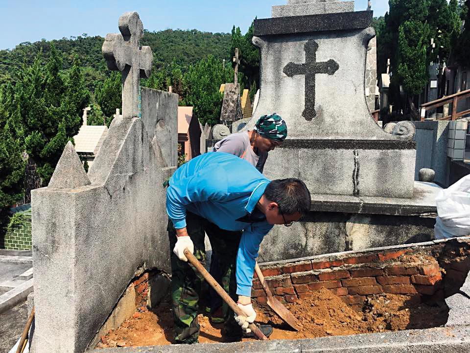 盧致宏（前）擔任殯葬業相關工作多年，還曾幫忙撿骨。（盧致宏提供）