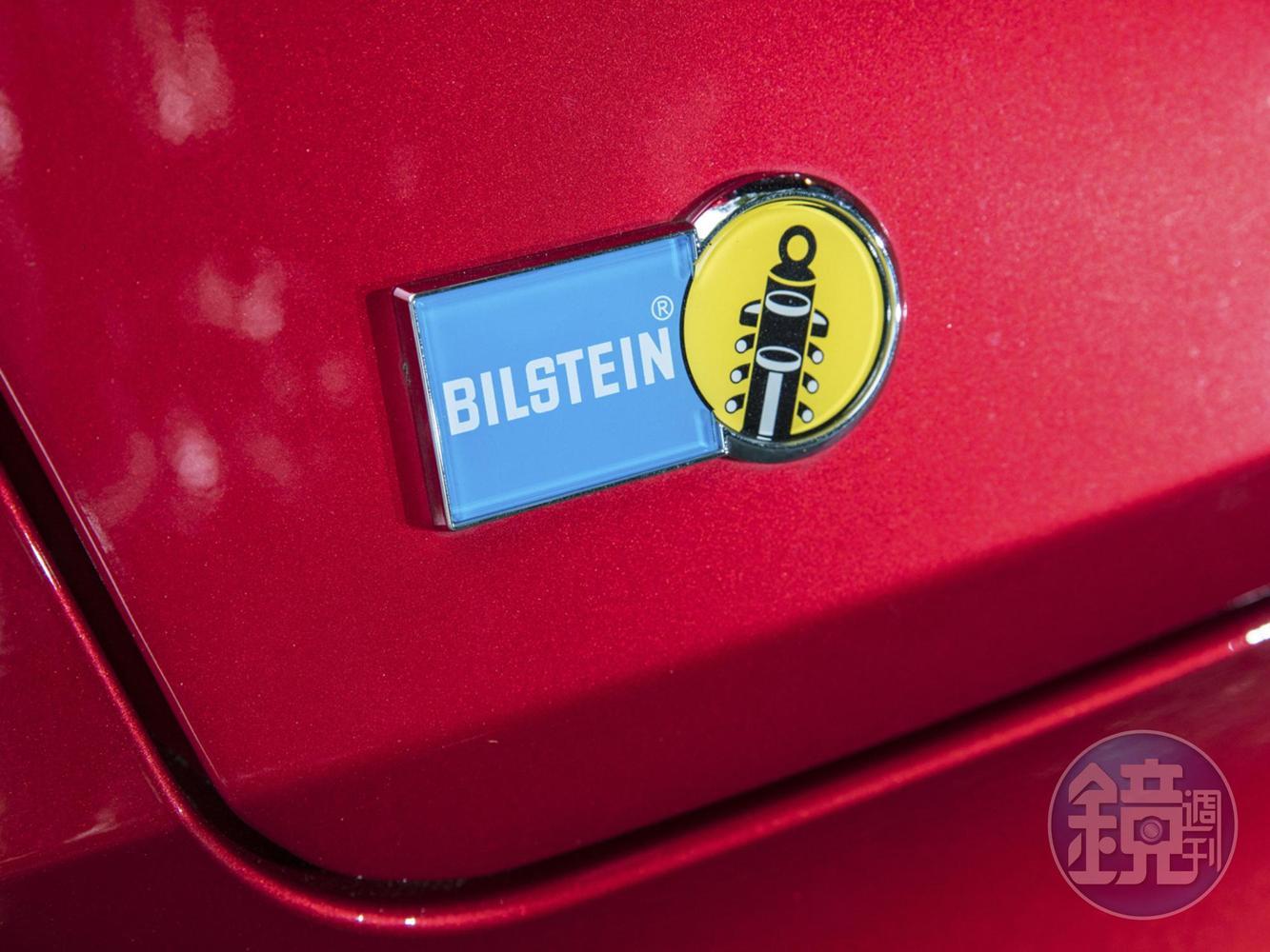 前後懸吊皆使用與知名BILSTEIN共同開發U6 GT220專屬的倒插式單筒避震器，有效吸收路面碎震並且提升操控性，使操作靈敏度更為流暢、直覺。 