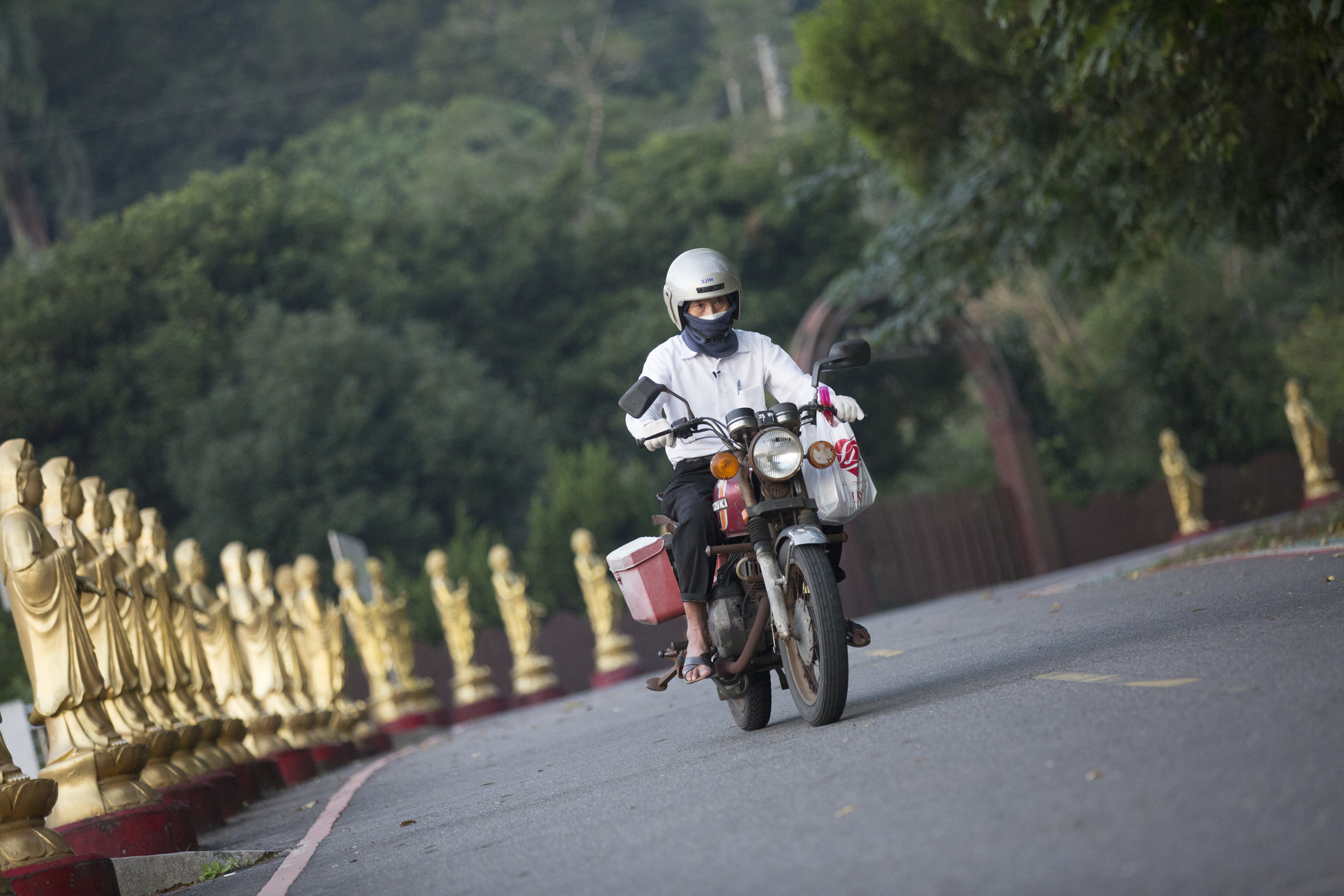 平時北上掃墓,謝天福都騎這台十多年的老擋車四處奔波。