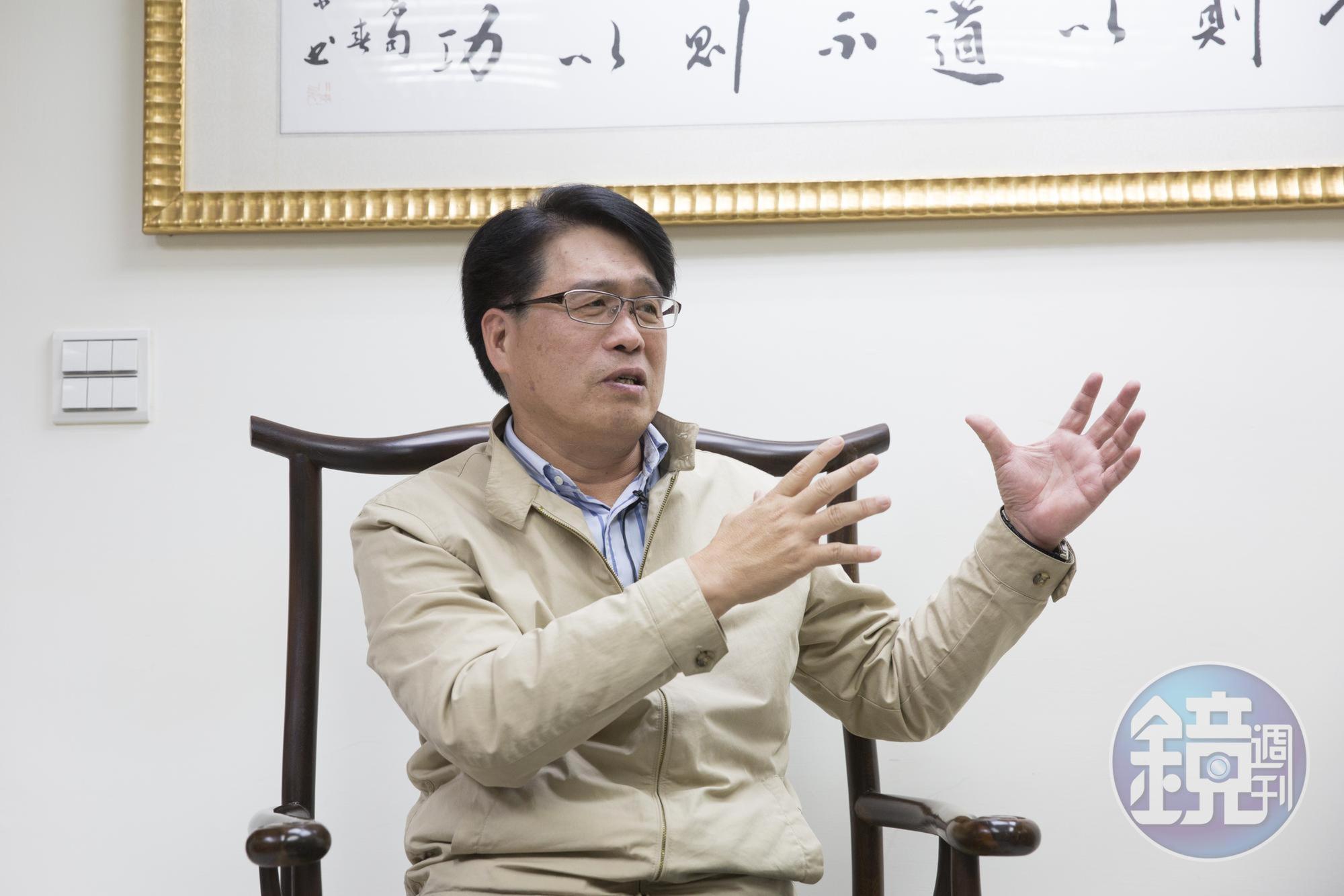 民進黨主席候選人游盈隆也在臉書發文挺4大老,並說:「公開聲明請蔡總統放棄競選連任,正是我一路走來的心聲主張。」