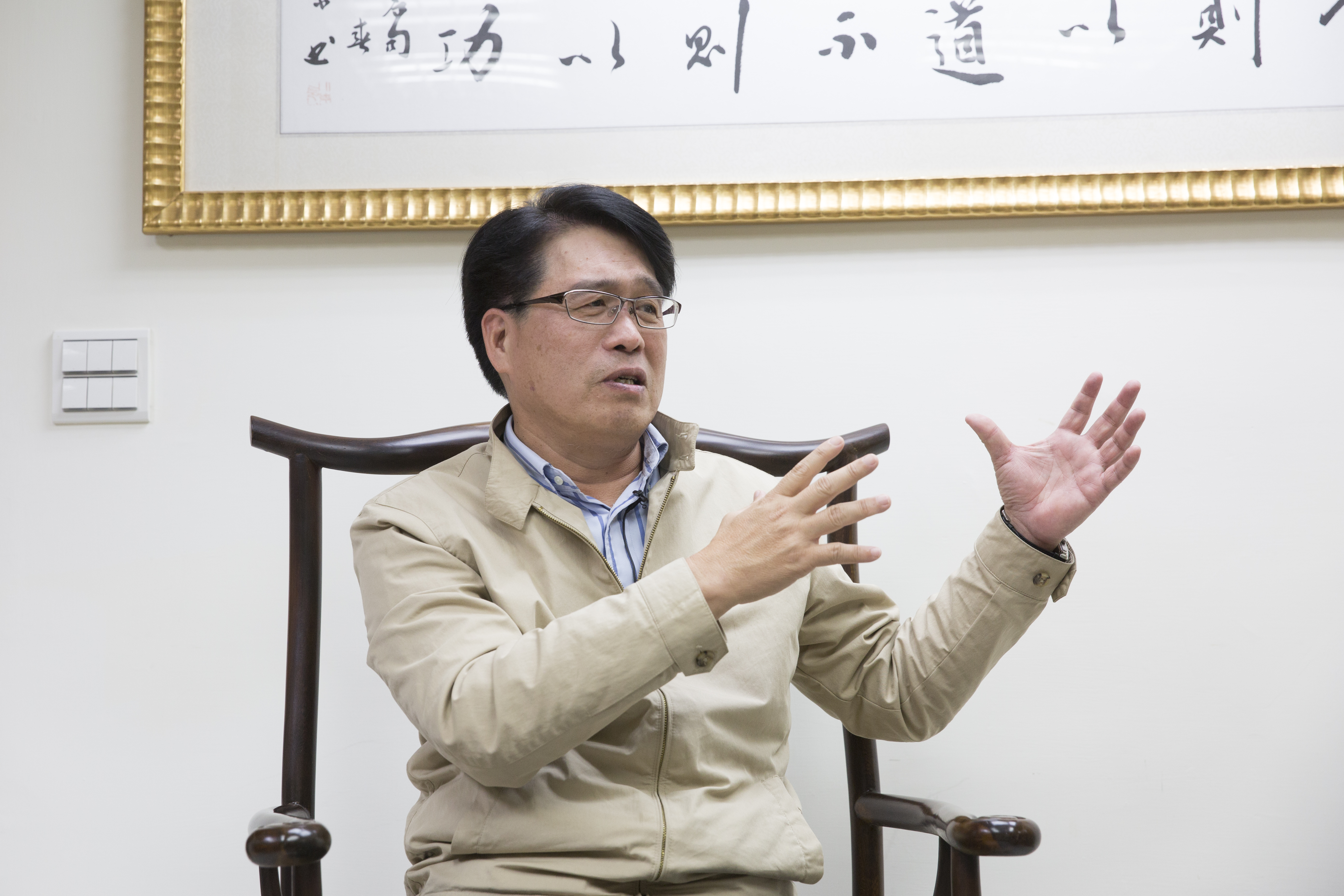 民進黨主席候選人游盈隆也在臉書發文挺4大老，並說：「公開聲明請蔡總統放棄競選連任，正是我一路走來的心聲主張。」