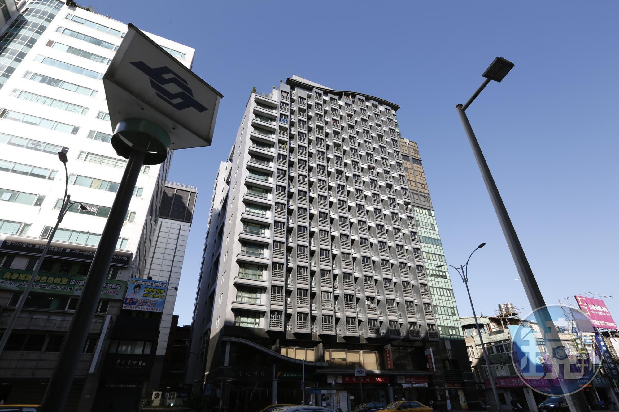 捷運共構宅屋齡新、產權單純，藝人李芳瑜當初幸運以低價標得。