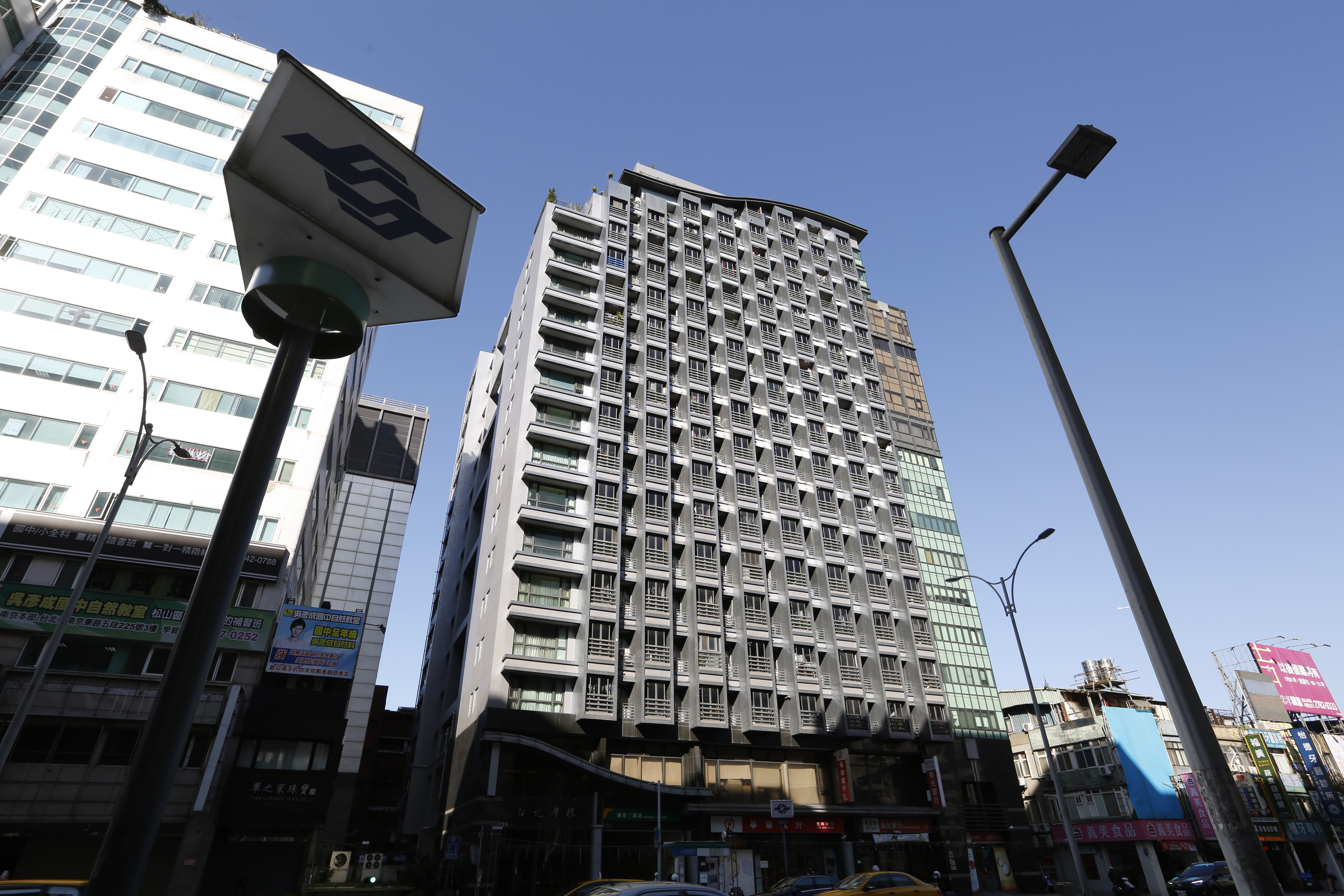 捷運共構宅屋齡新、產權單純,藝人李芳瑜當初幸運以低價標得。