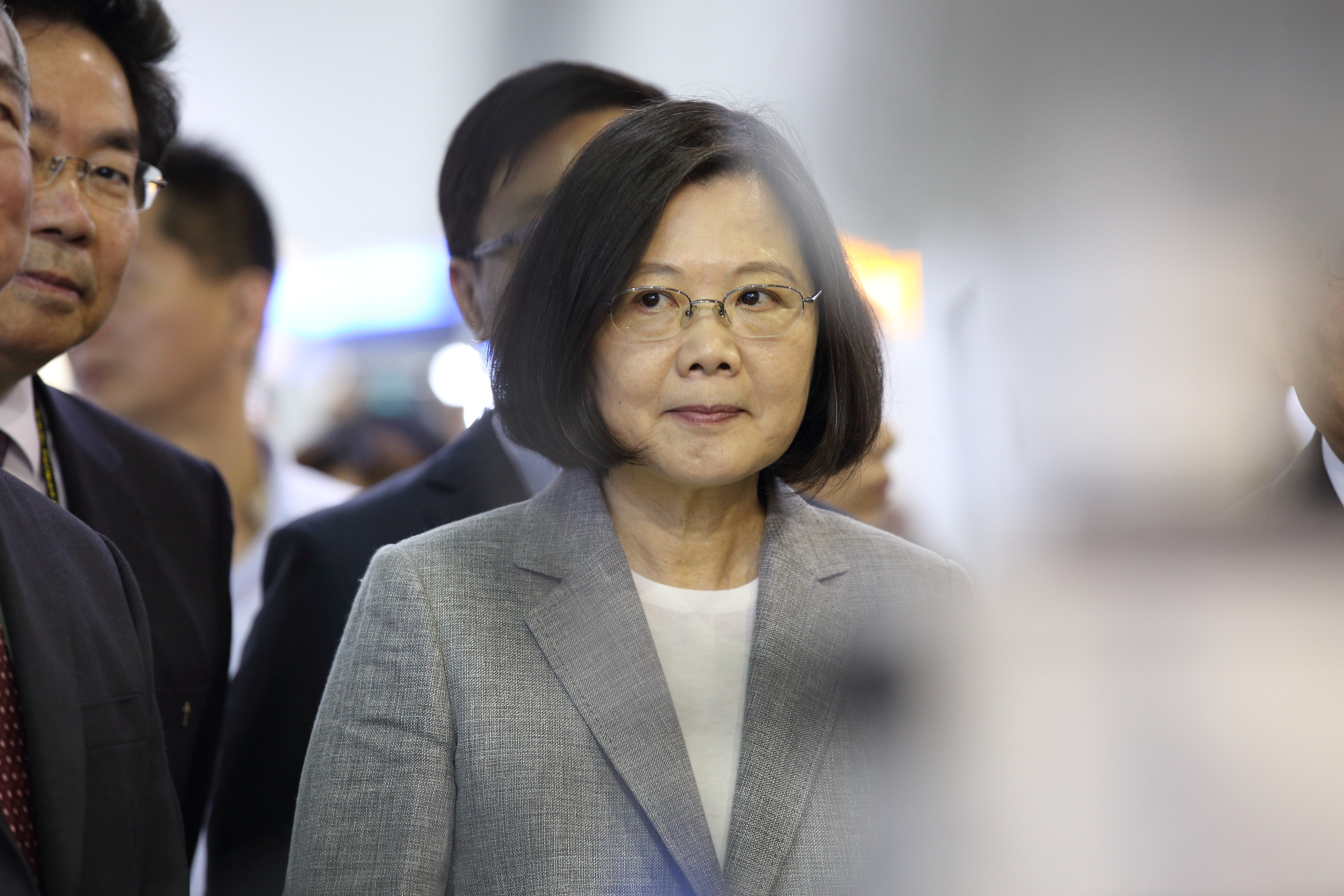 總統府發言人黃重諺則轉述蔡英文的看法，強調只要她當總統的一天，就絕對會擋住所有壓力，台灣不會接受九二共識、一國兩制。