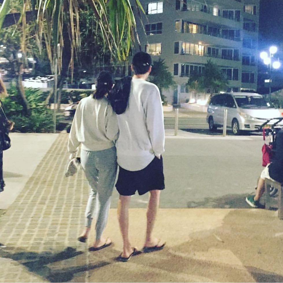 申敏兒親密地勾著男友金宇彬的手臂。(翻攝自kimwoobin_zone IG)
