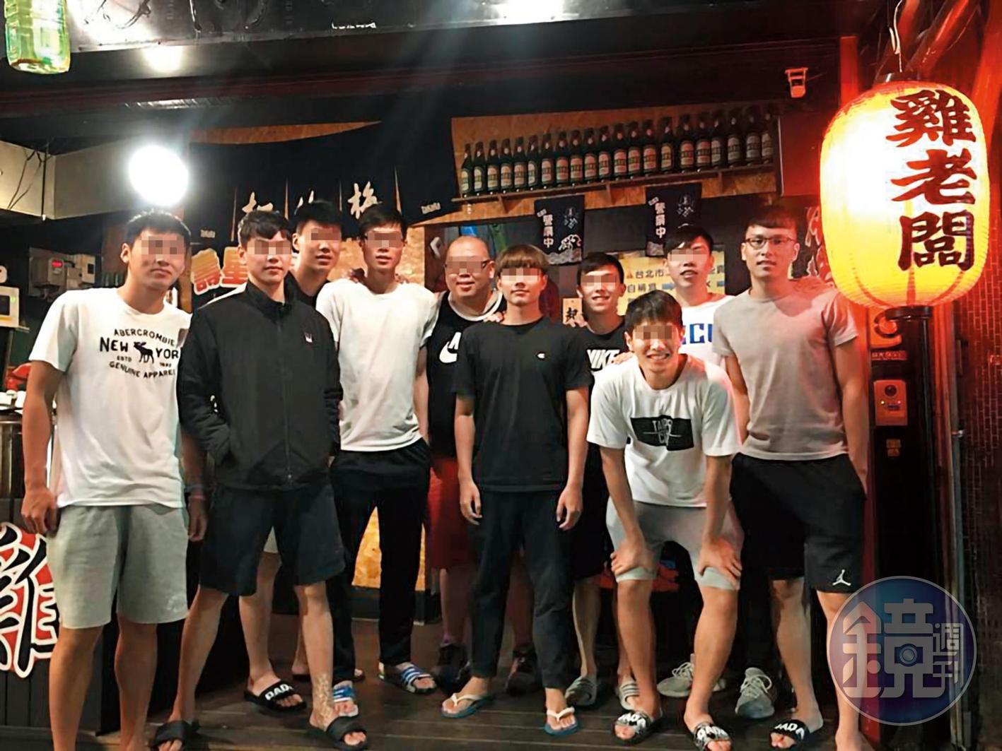 多名隊友都知道阿國與洪楷傑（右一）情感曖昧，兩人關係可說昭然若揭。（爆料人提供）