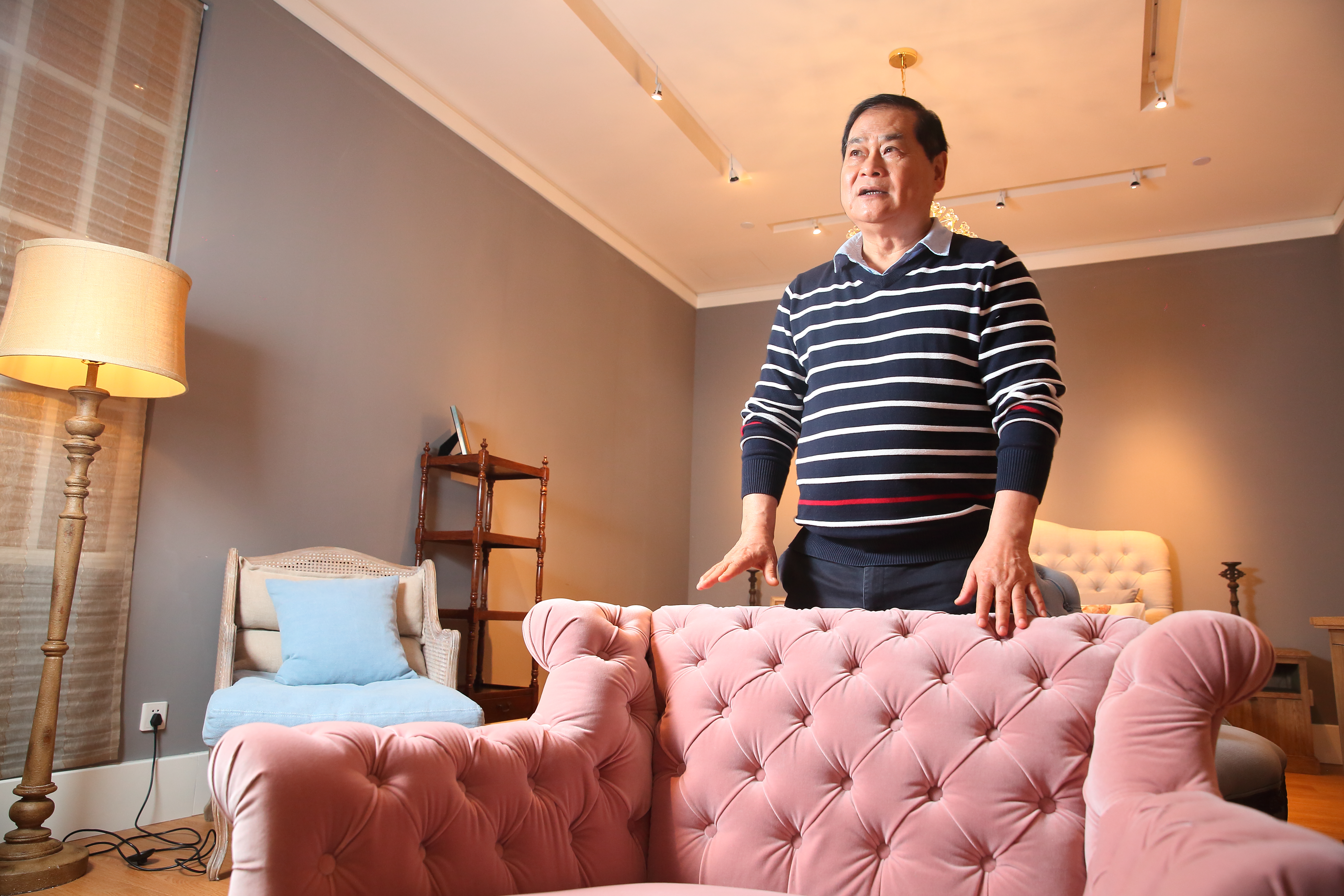 客戶非富則貴，69歲的謝智通卻是一身Hang Ten平價條紋polo衫，興趣是收集工廠。