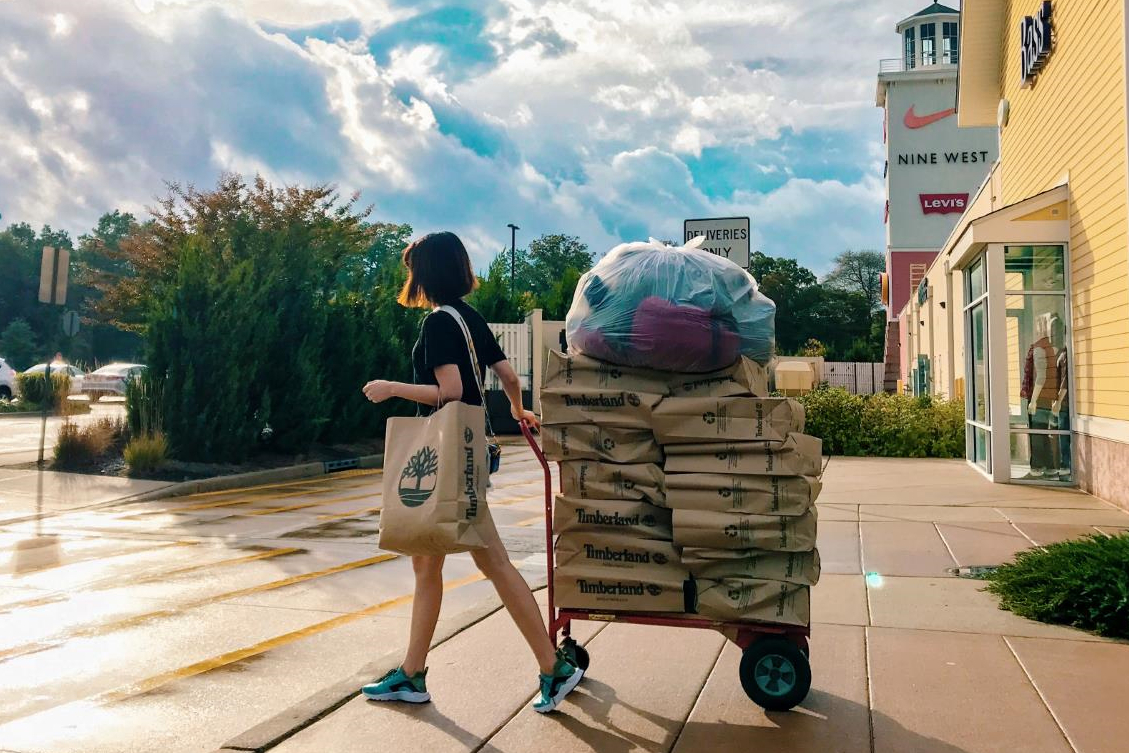 隨著中國大陸實施電商法，從事海外代購的個體戶將受到衝擊。（東方IC）