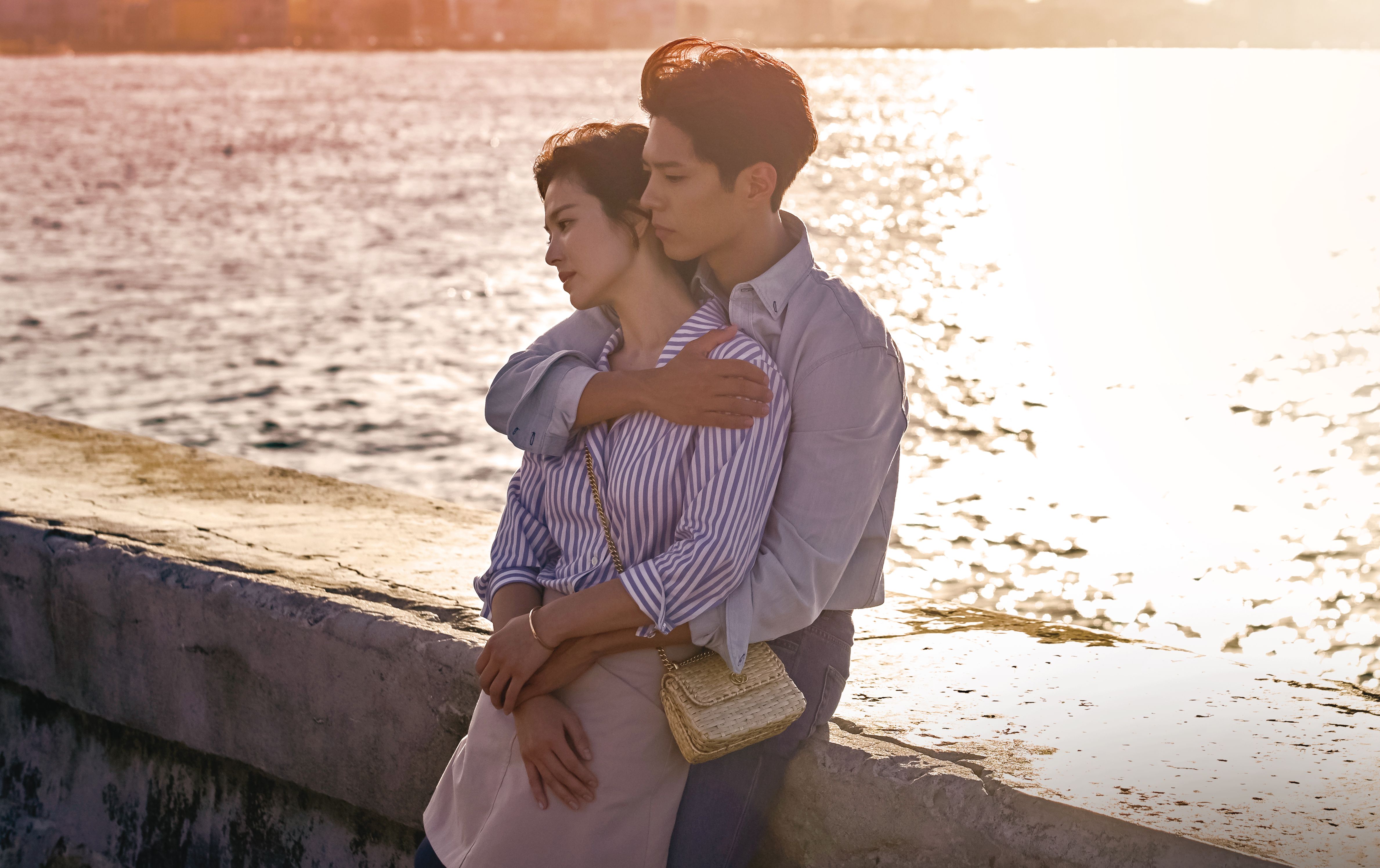 朴寶劍從背後擁抱宋慧喬的劇照裡，宋慧喬手上戴的就是CHAUMET Liens Évidence 18K玫瑰金手鐲。（愛奇藝台灣站提供）