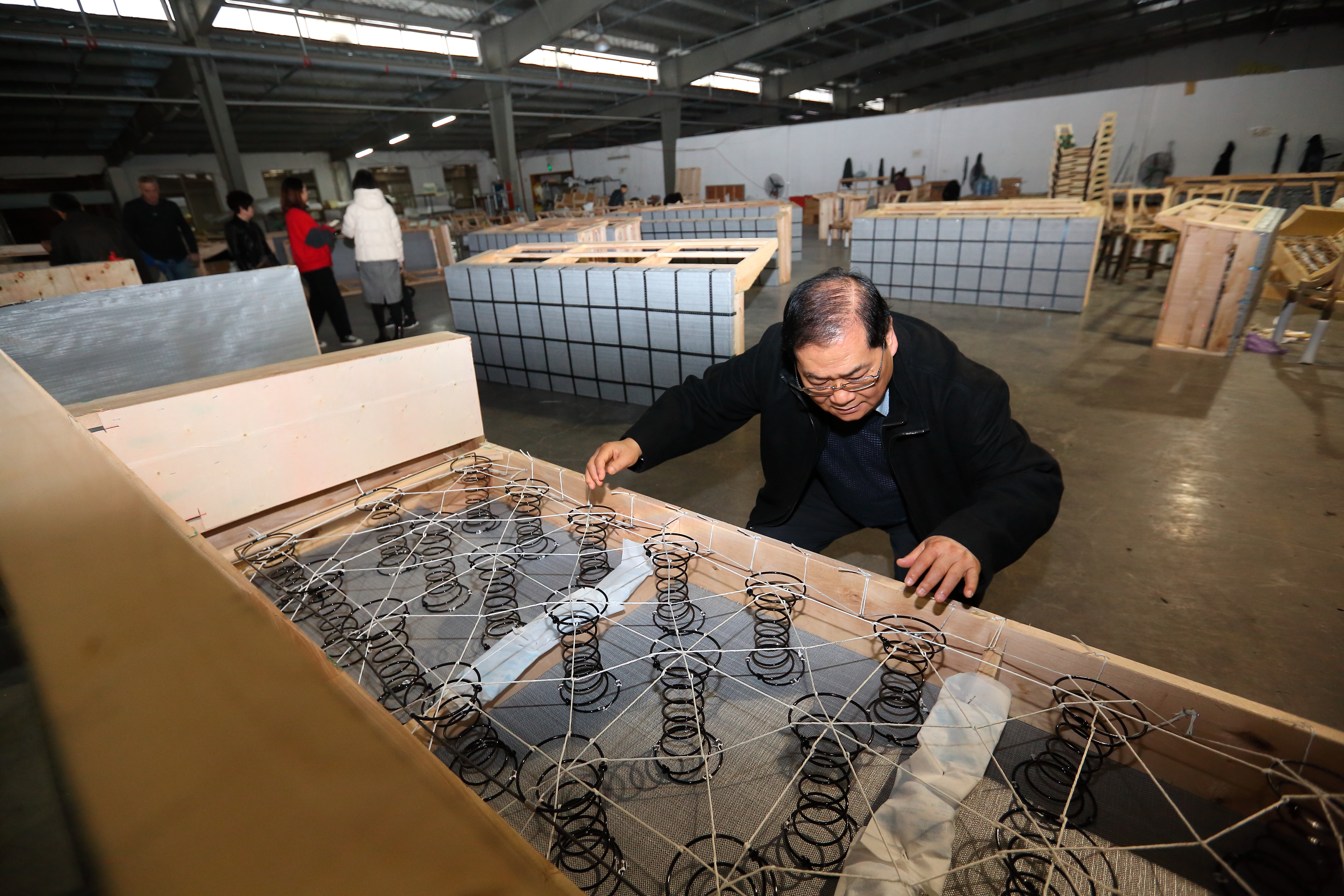 採用18世紀歐洲宮廷家具的製作技法，商億的沙發會打8個結固定彈簧。