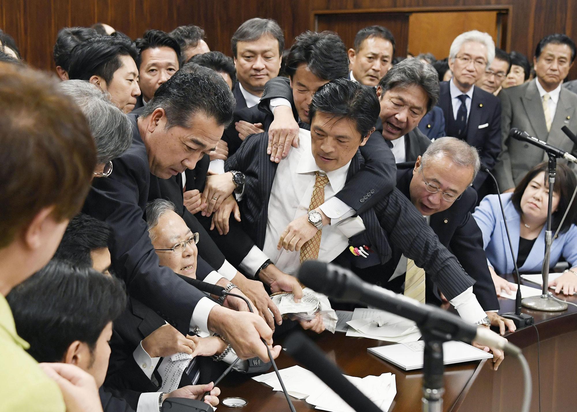 日本參院在審議外勞引進法案時爆發激烈推擠。(東方IC)