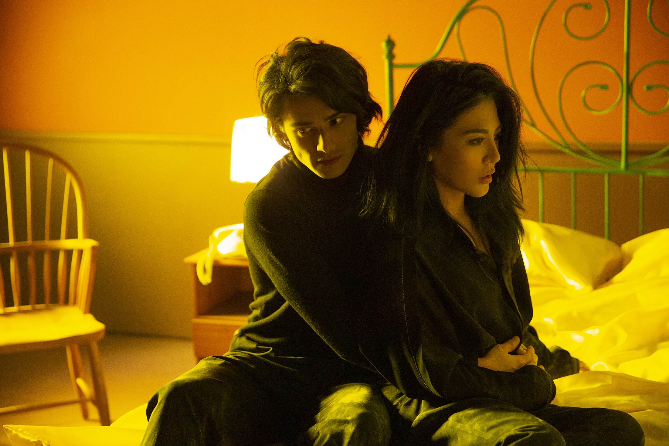 要看著混血男模演性感，讓艾怡良很緊張。（環球唱片提供）