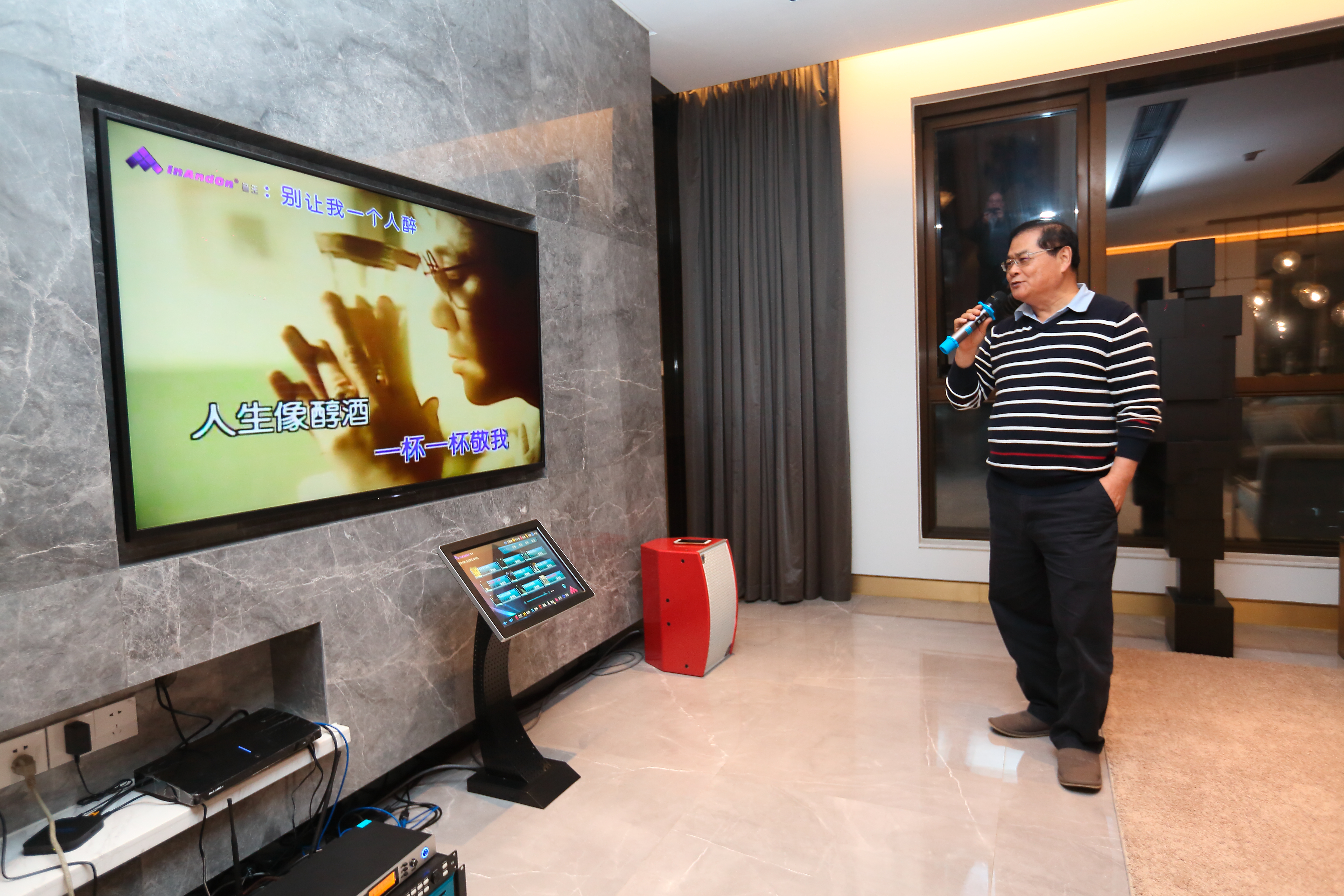 謝智通的抒壓興趣是唱歌，唱起悲歌，感慨語氣很到位。