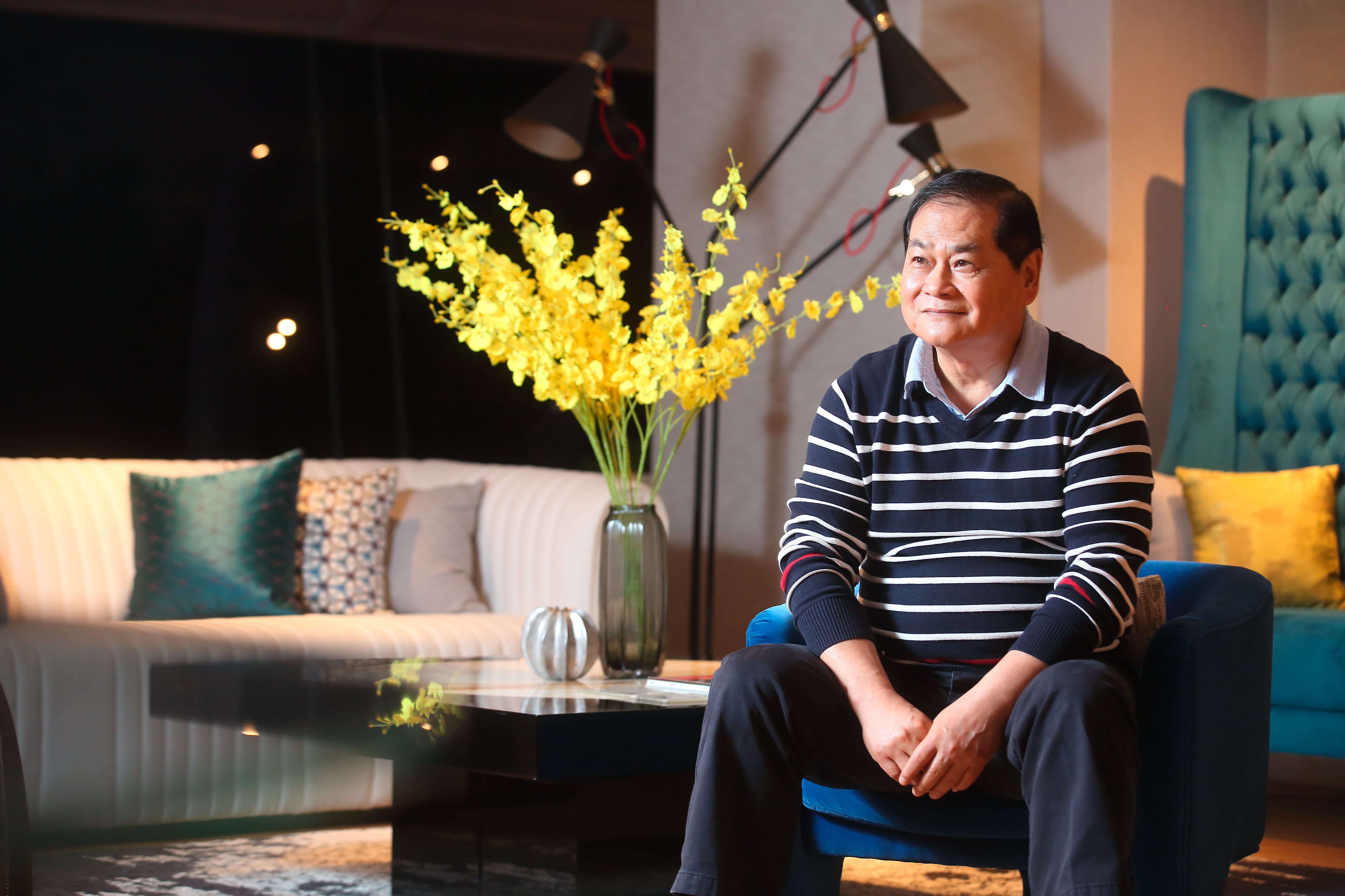 從沒出國唸過書，謝智通一次就考上導遊，大一時半工半讀收入就比公務員父親還多。