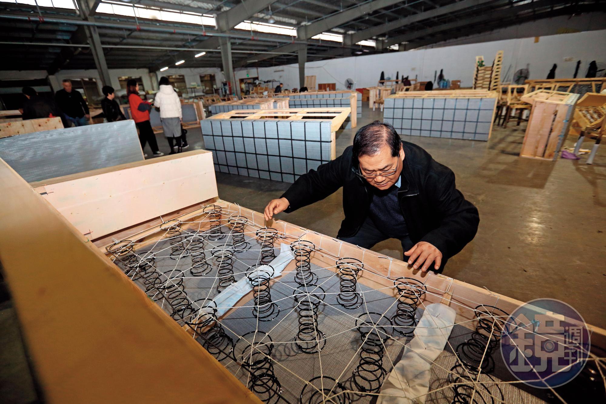 商億採用19世紀歐洲宮廷家具的製作技法,由8個方向打結固定彈簧。