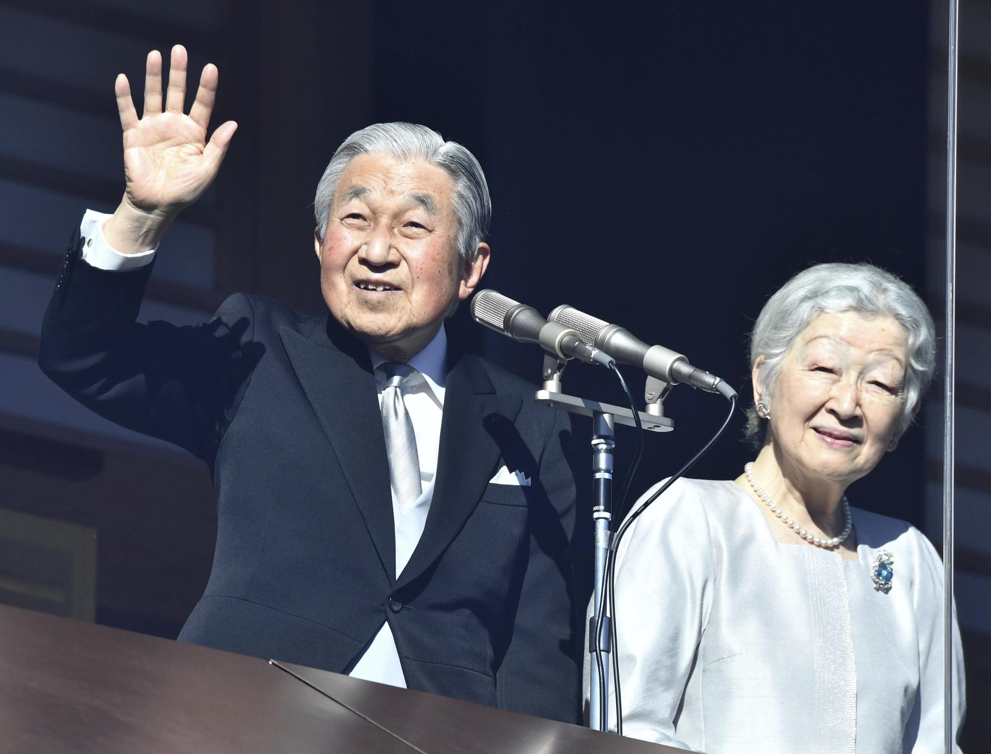 日本皇室昨舉行新年參賀,這也是明仁天皇(右)任內最後一次發表新年致詞。(東方IC)