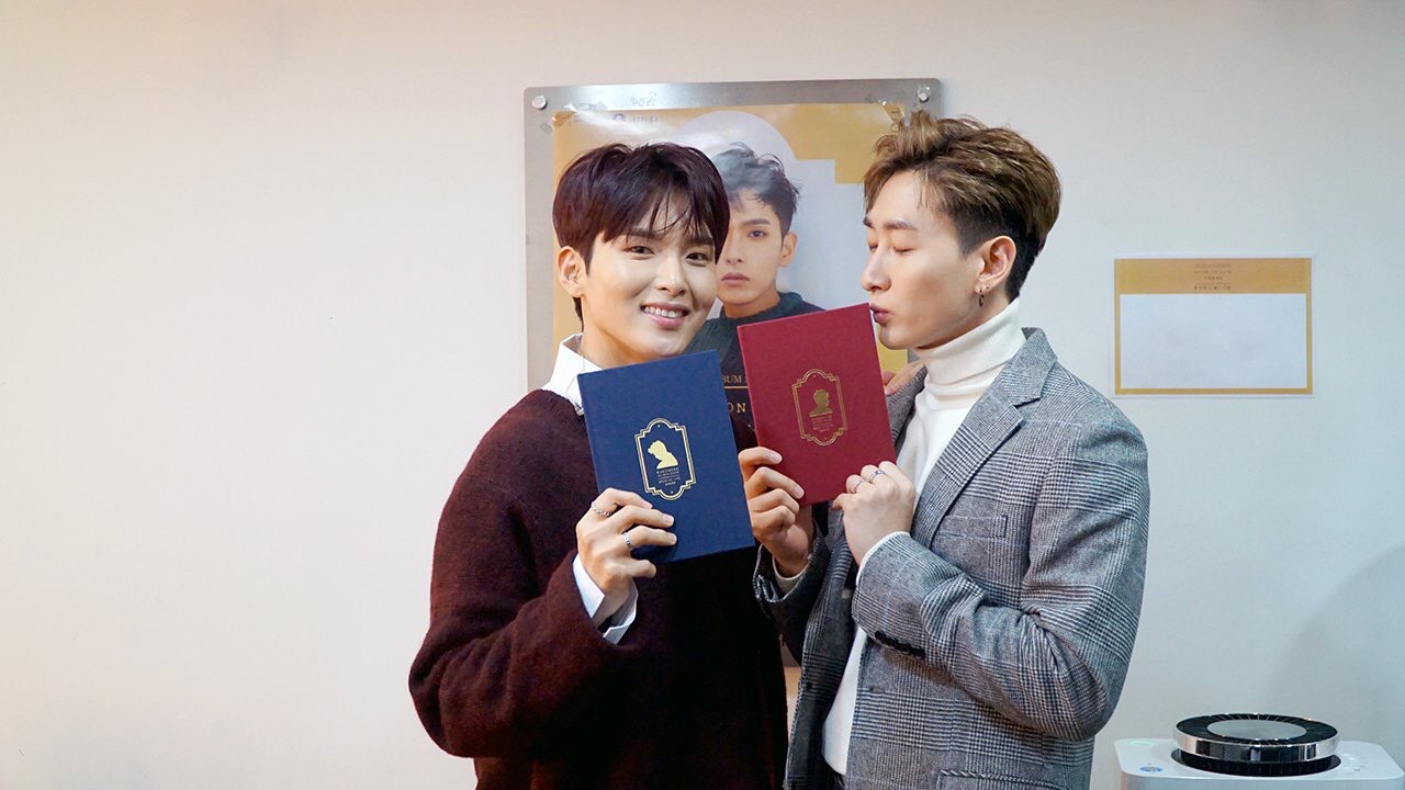 厲旭專輯發表會,SJ成員銀赫特地擔任主持人。(翻攝自SUPER JUNIOR臉書)