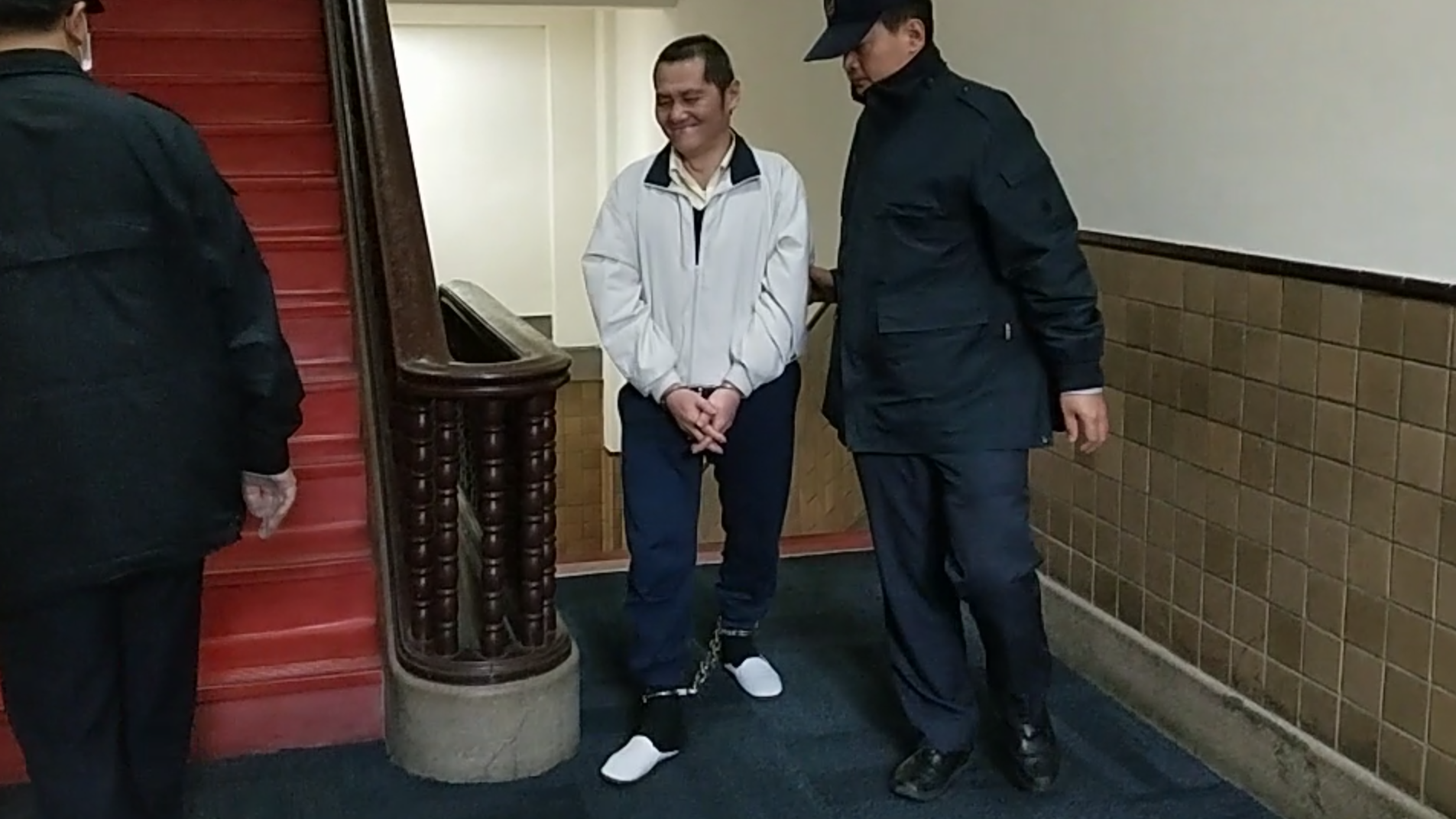 男子翁仁賢放火燒死父母，奪走6條人命，高院開庭時他坐在地上冷笑。