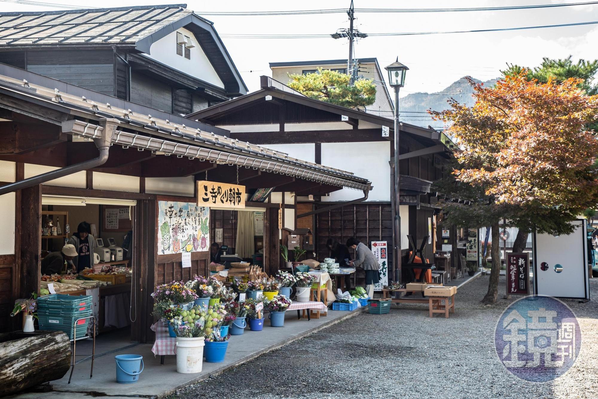 飛驒古川的圓光寺、真宗寺、本光寺並稱「三寺」，迷你「三寺朝市」成了附近居民一早購買花卉蔬果的地方。