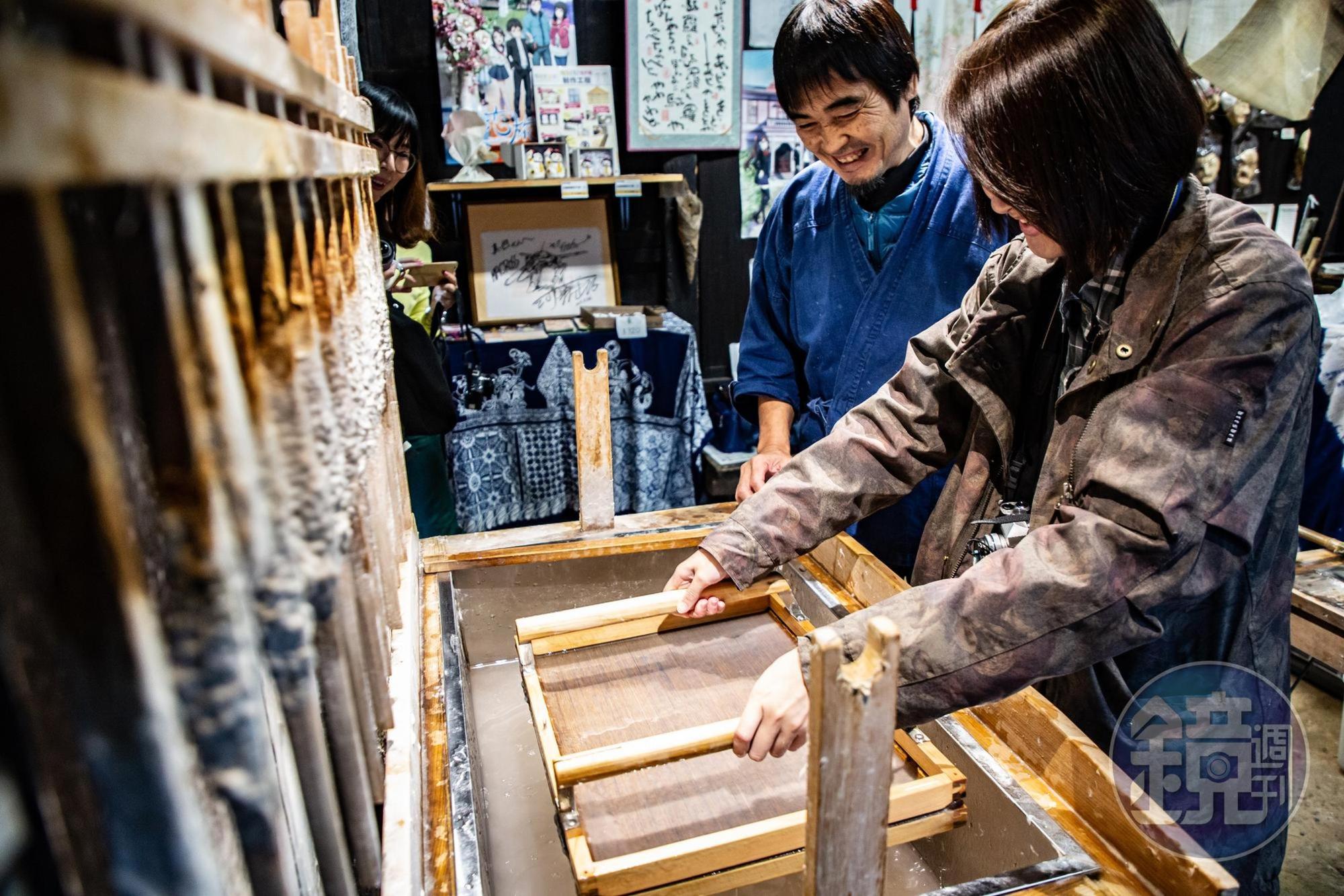 大約10分鐘的時間，在「和紙製作體驗館」完成一張專屬和紙。