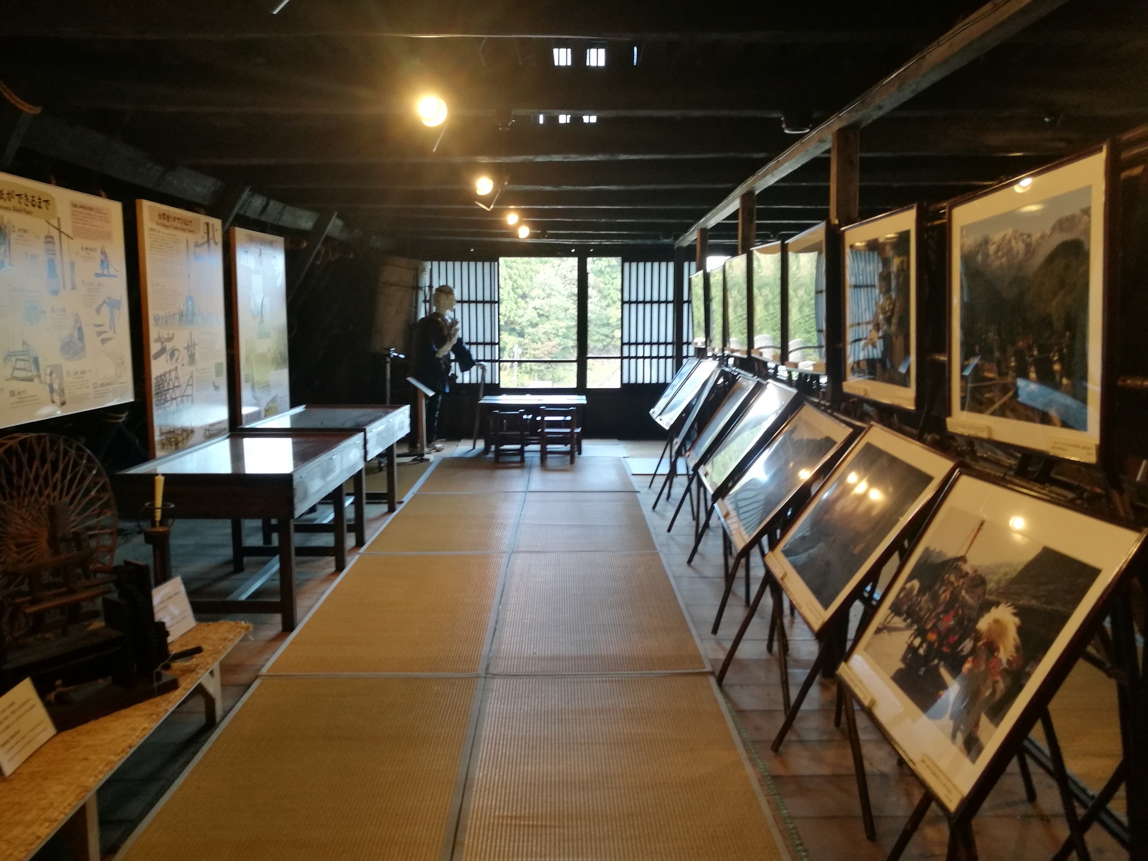 「勇助家」2樓展示許多過去珍貴的生活老照片。