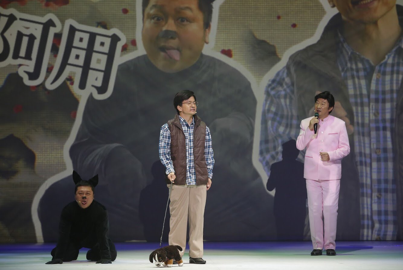 納豆（左）不只要扮女人，連狗也要模仿。