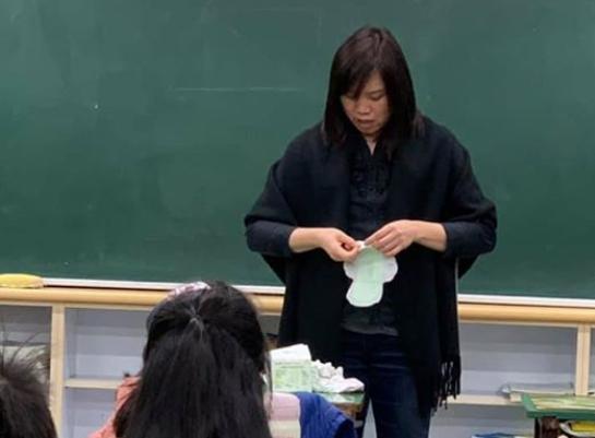 沈雅琪為孩子們上了一堂健康教育課,讓學生自由提問,讓網友大讚「老師很用心!」(翻攝神老師&神媽咪臉書專頁)