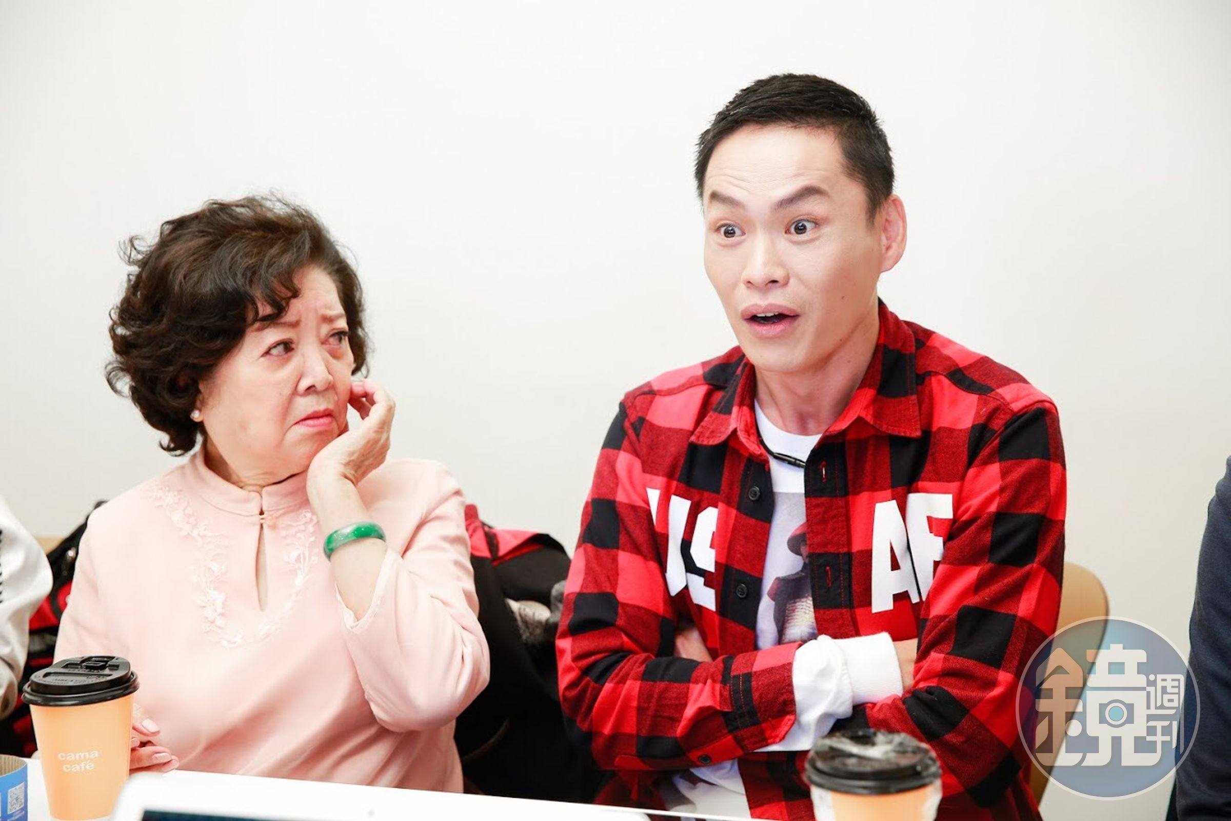 黃鐙輝（右）在說起演出被刺殺的「林家家主」林文明角色時，情緒非常亢奮。（左為陳淑芳）