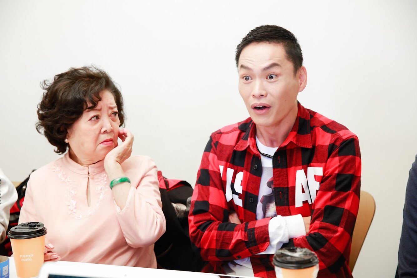 黃鐙輝（右）在說起演出被刺殺的「林家家主」林文明角色時，情緒非常亢奮。（左為陳淑芳）