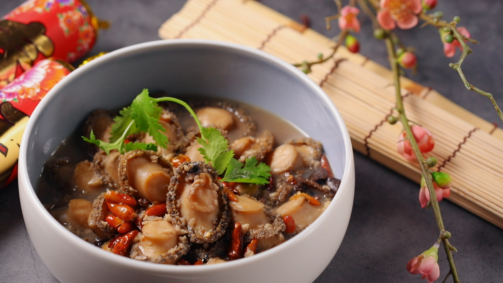 「威士忌辣煮九孔」選用來自貢寮，現在正肥美的九孔製作。