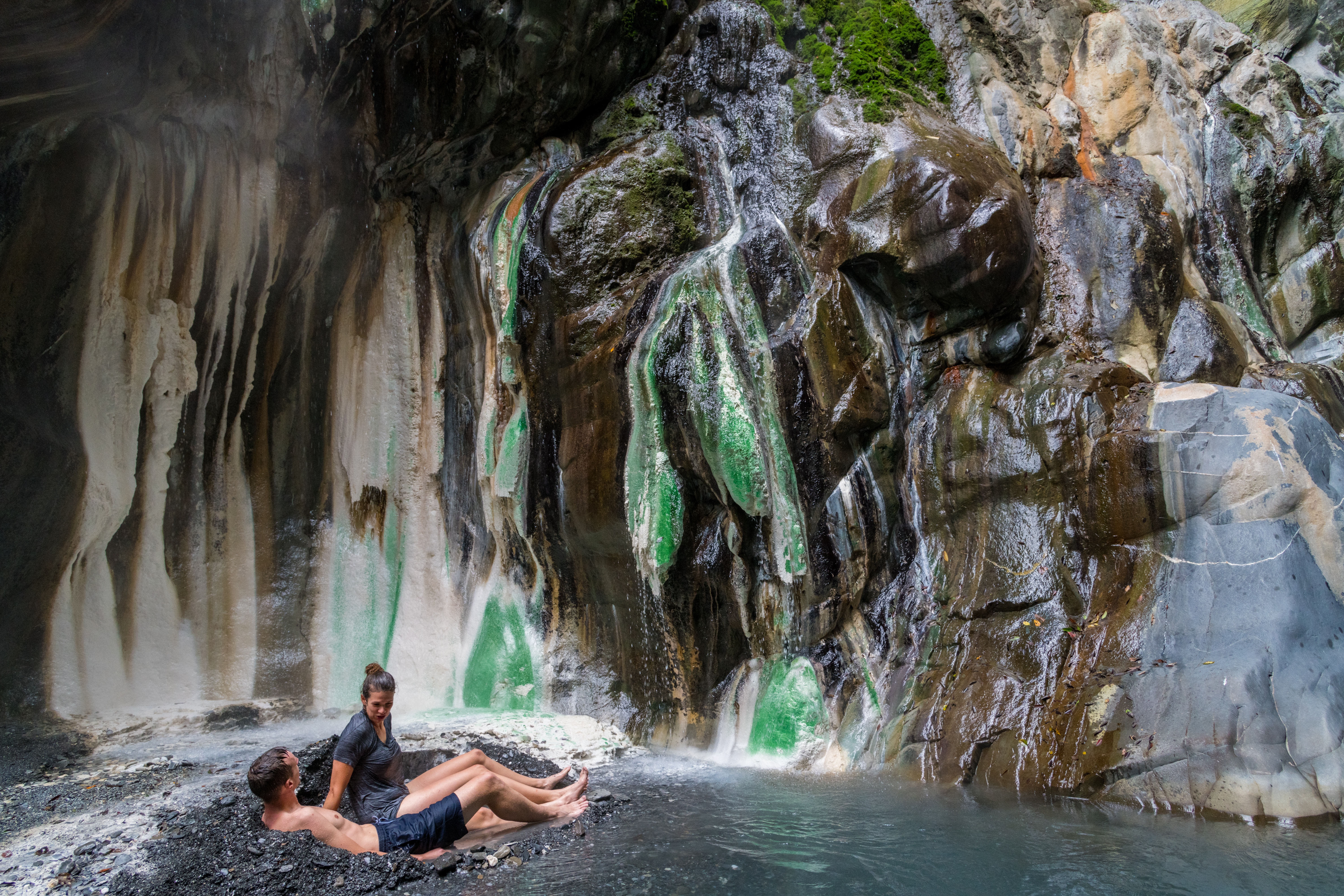 栗松溫泉被喻為全台灣最美的野溪溫泉。
