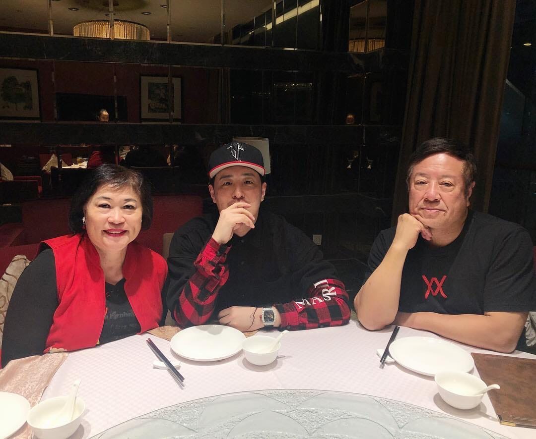 潘瑋柏的教授爸爸（右），無意間在課堂上向學生們透露，兒子即將結婚。（翻攝自潘瑋柏臉書）