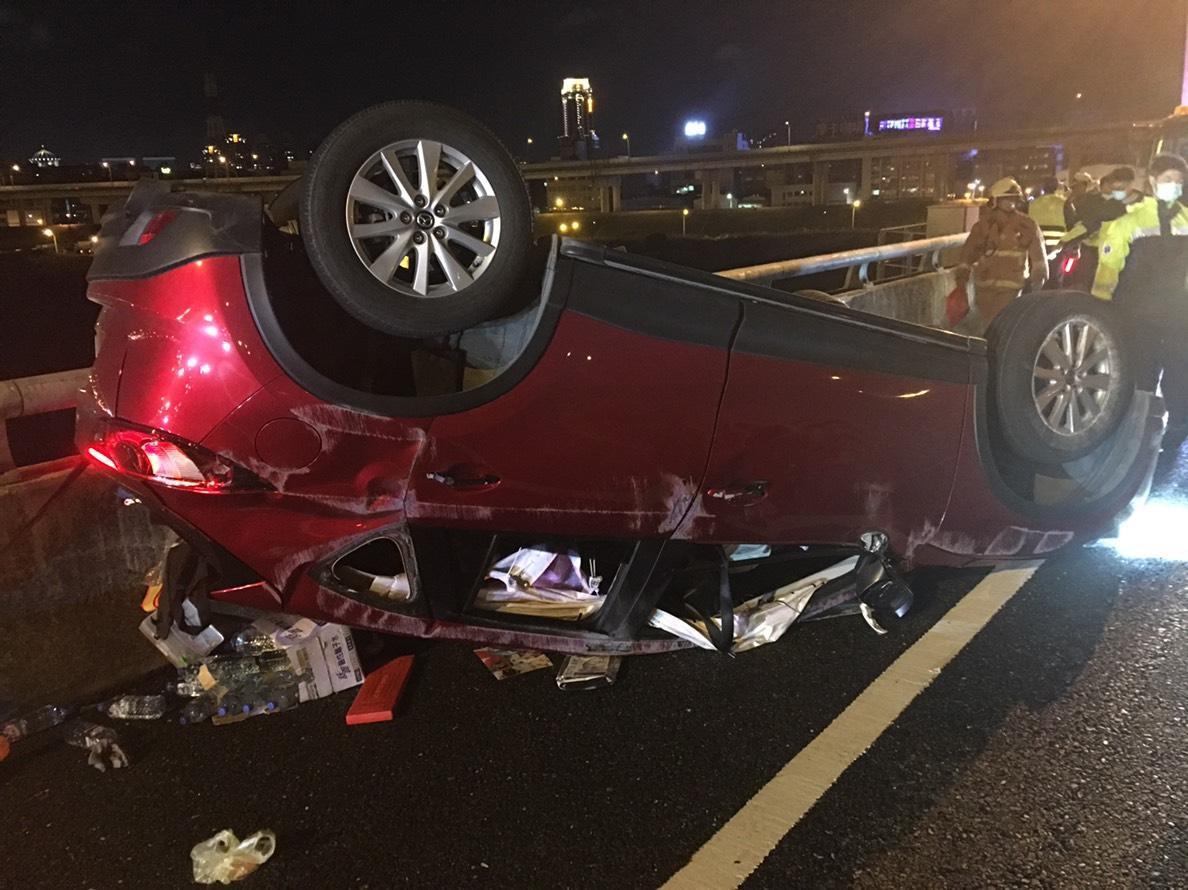休旅車受損嚴重,駕駛更一度受困車內,所幸被救出後沒有大礙。(翻攝畫面)