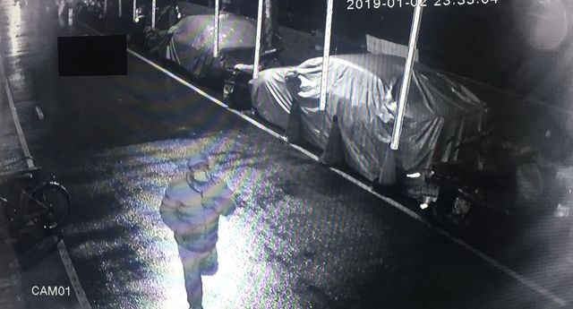匪徒下手後逃跑的身影被監視器拍下。（翻攝畫面）