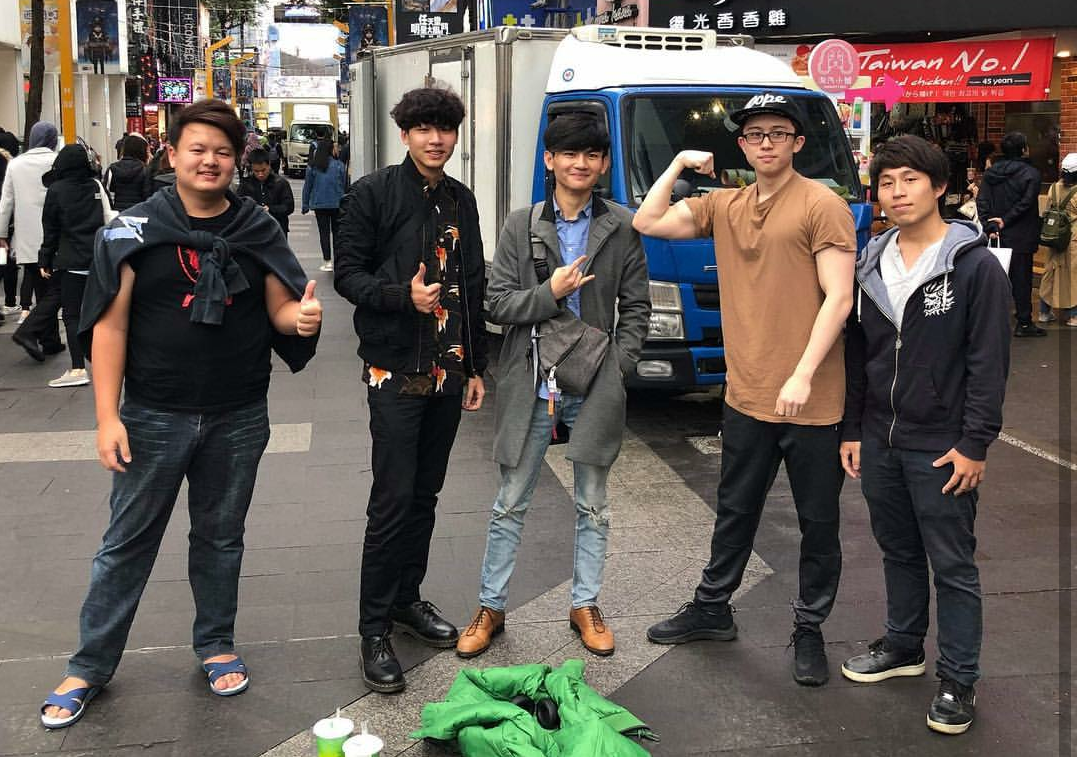 孫安佐回台後四處趴趴走，連在美國服刑的囚服都拿回來繼續穿。（翻攝自孫安佐IG）