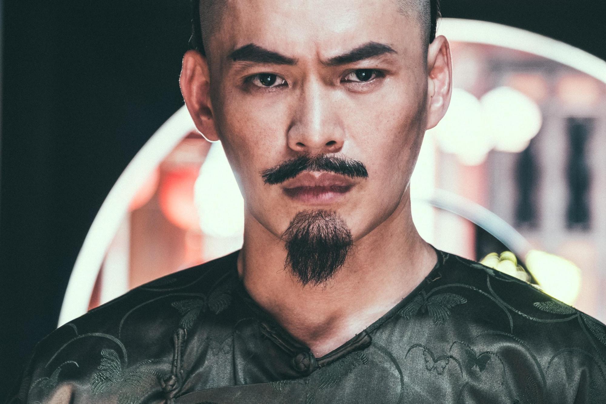 歷史懸疑片《疑霧公堂》找來黃鐙輝飾演關鍵主角林文明,帥氣又沈穩的古裝造型,讓人認不出是他。(公視提供)