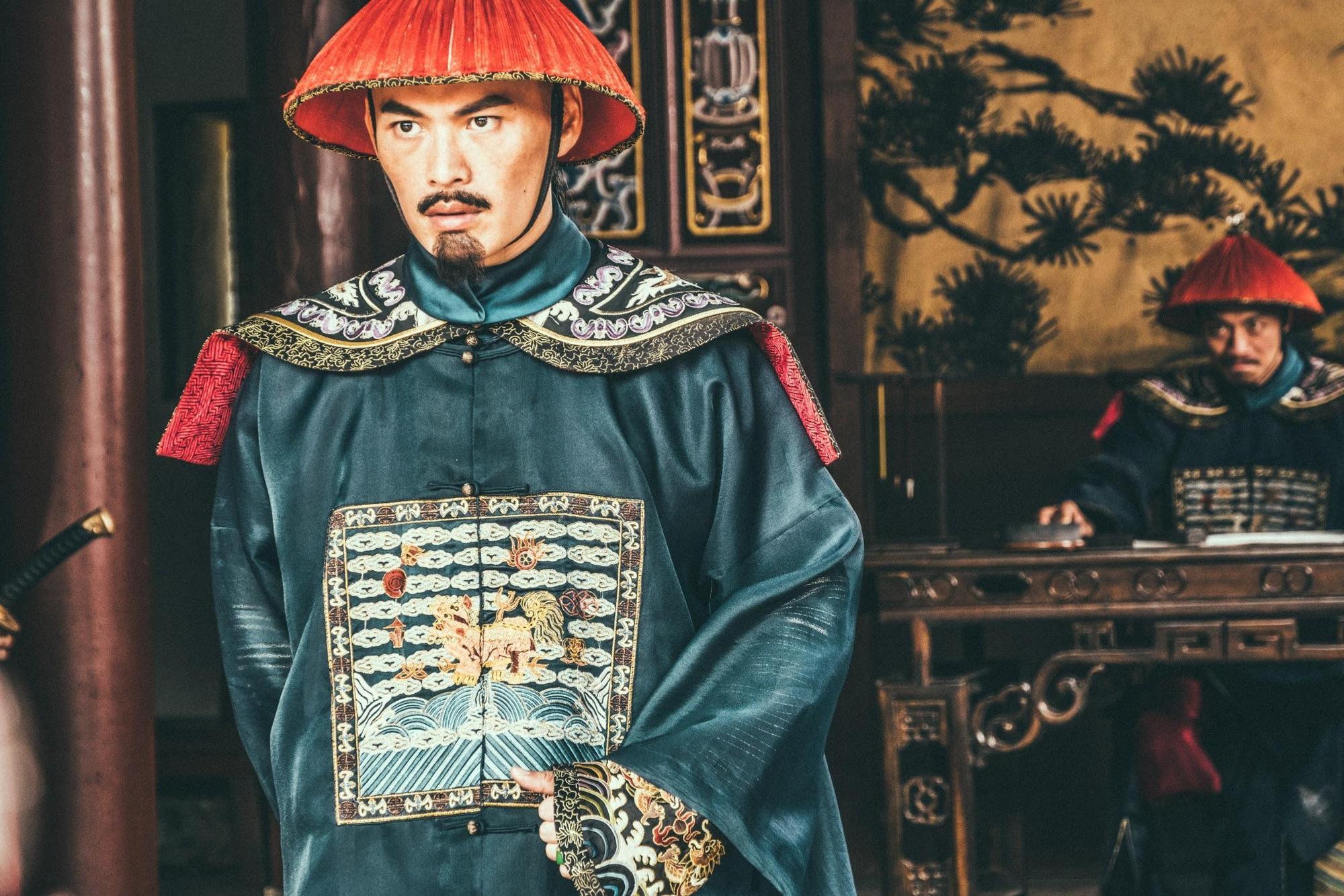 歷史懸疑片《疑霧公堂》找來黃鐙輝飾演關鍵主角林文明,帥氣又沈穩的古裝造型,讓人認不出是他。(公視提供)