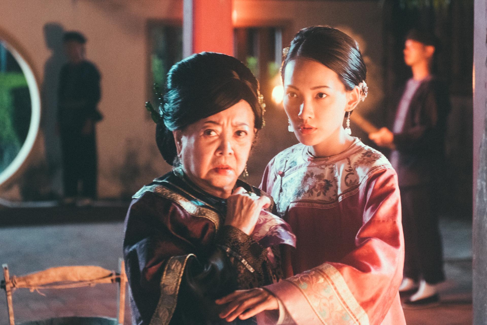 陳淑芳(左)在《疑霧公堂》中飾演林戴氏。右為演員林映唯。(公視提供)