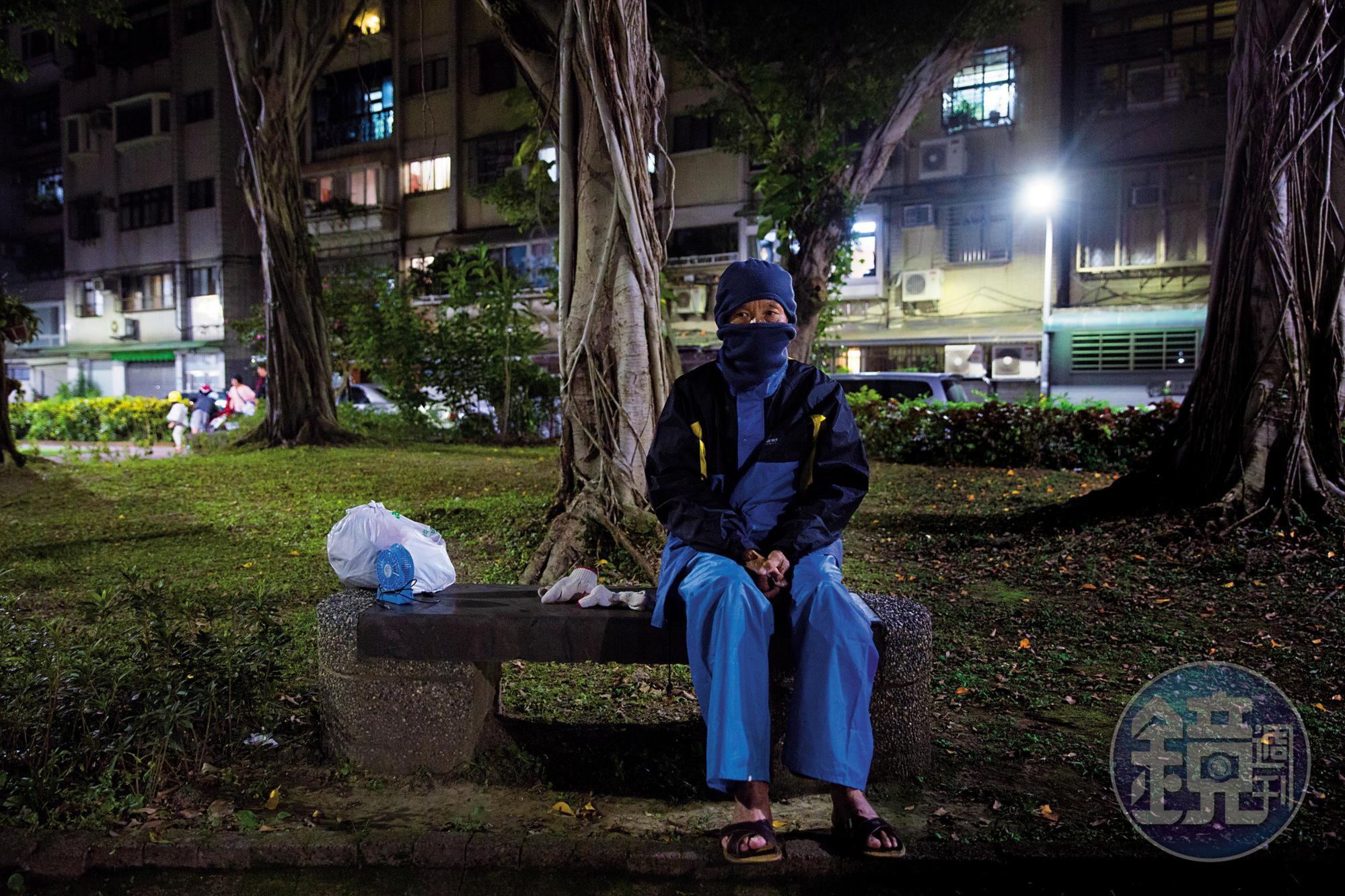 70歲老翁謝天福坐在台北101附近的公園長椅上，北上掃墓時，這裡就是他晚上的家。