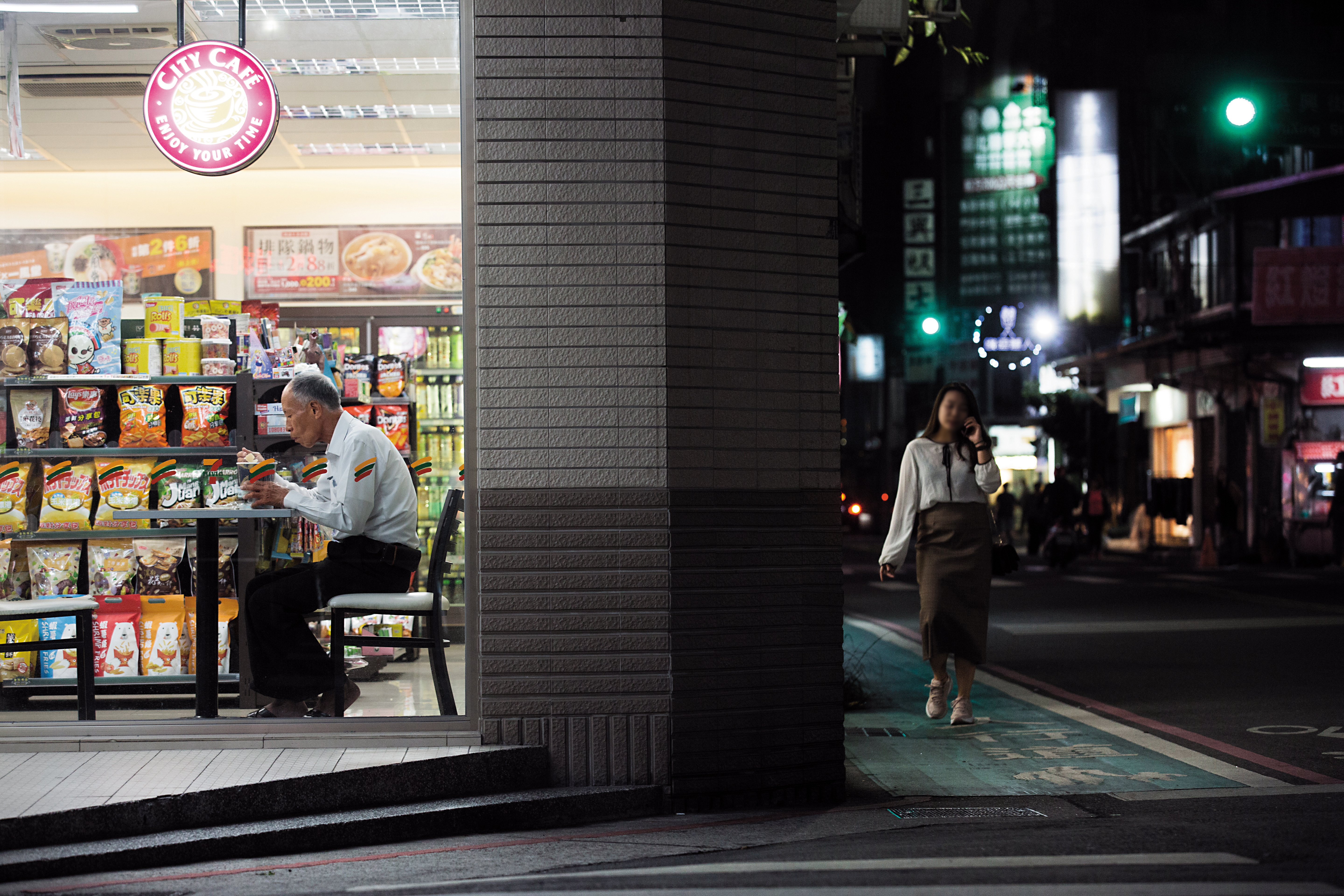晚上，謝天福一個人坐在便利商店內吃晚餐，是他掃墓時的固定行程。